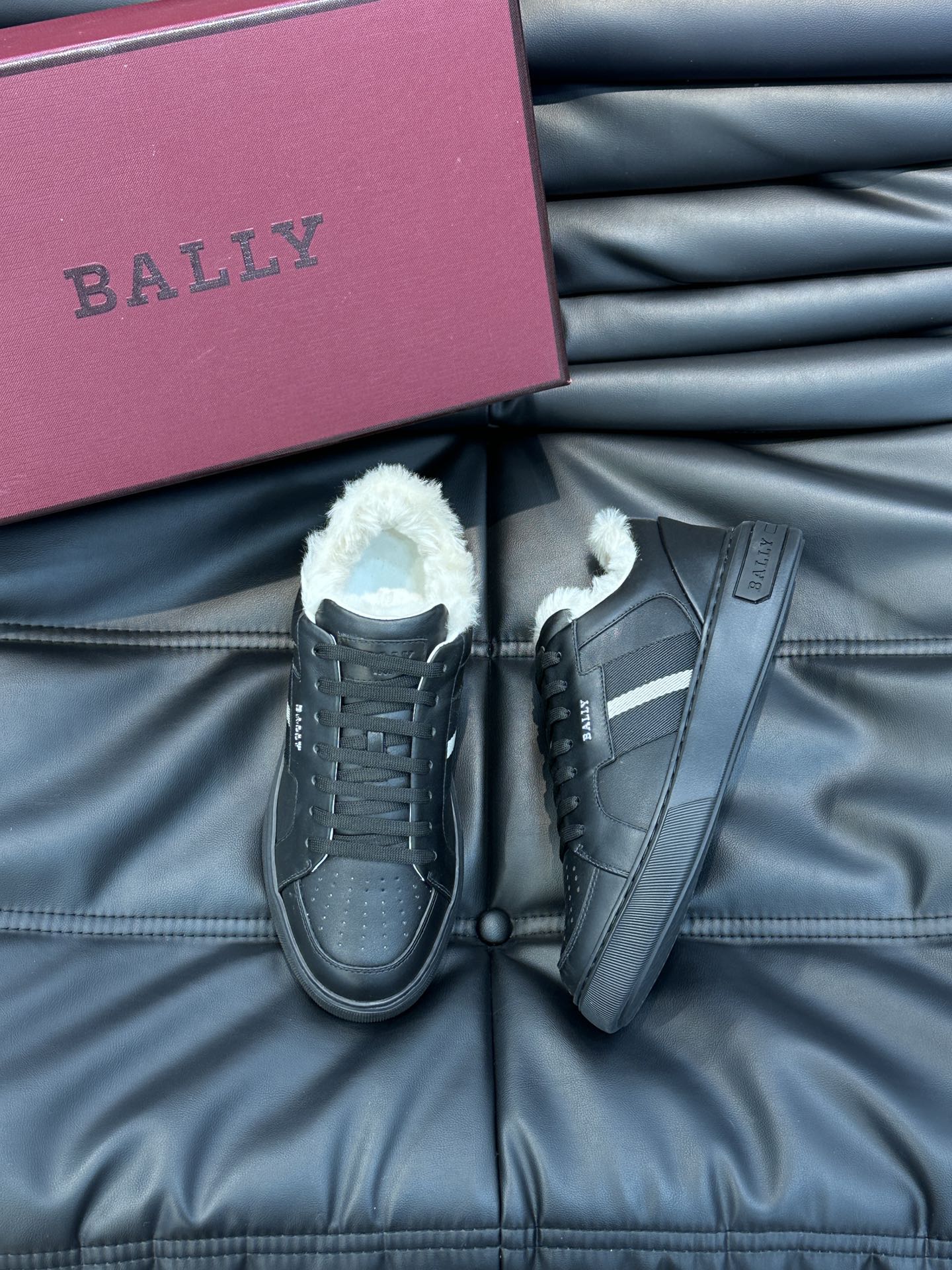 Bally/巴利秋冬羊毛保暖休闲鞋采用小牛皮鞋面进口羊毛内里皮质质感细腻光滑有光泽侧面饰有专用品牌黑白织