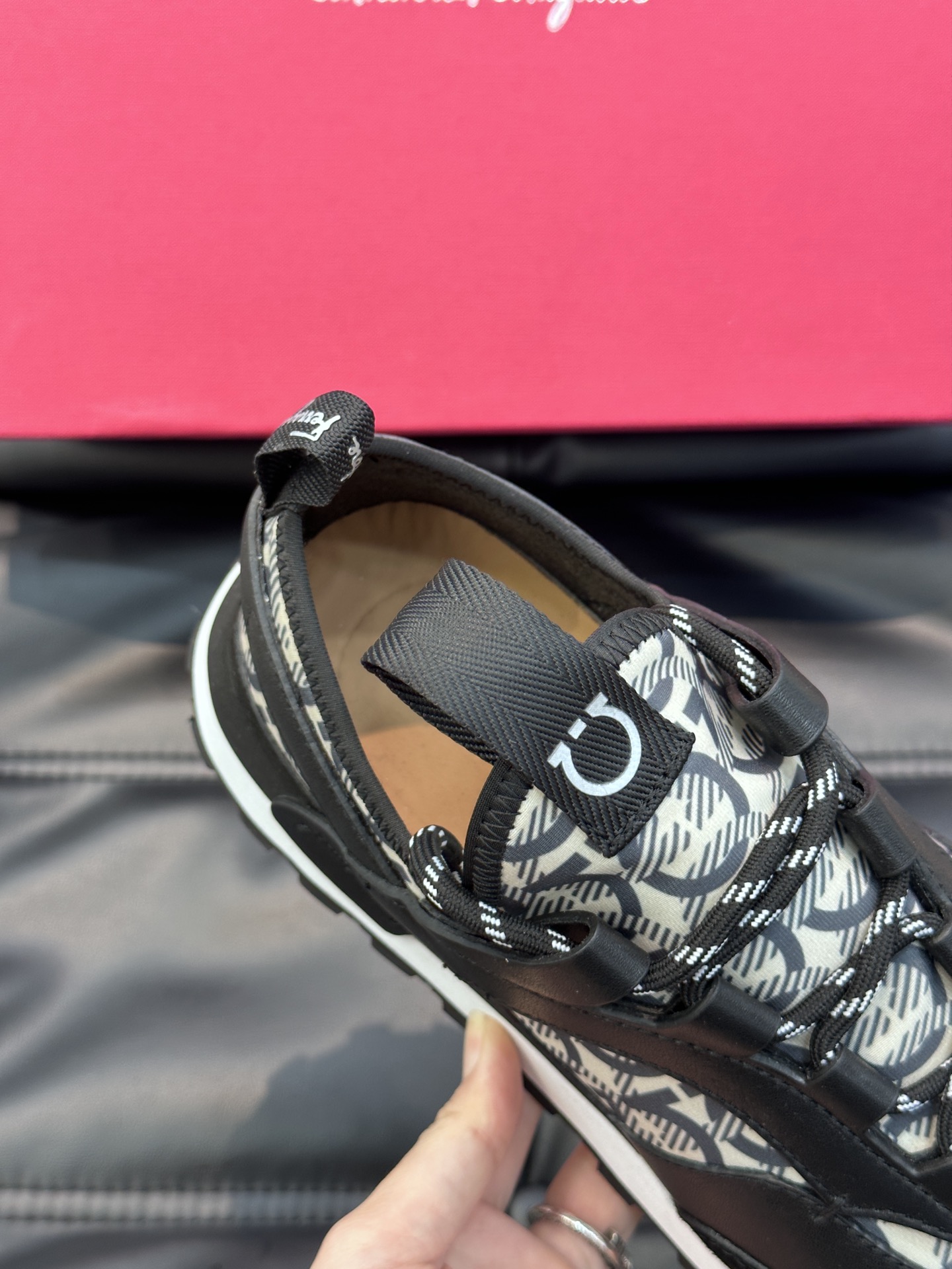 Ferragam*经典男士休闲运动鞋设有醒目的logo细节橡胶TPU鞋底面整体点缀注塑品牌徽标兼备创新功