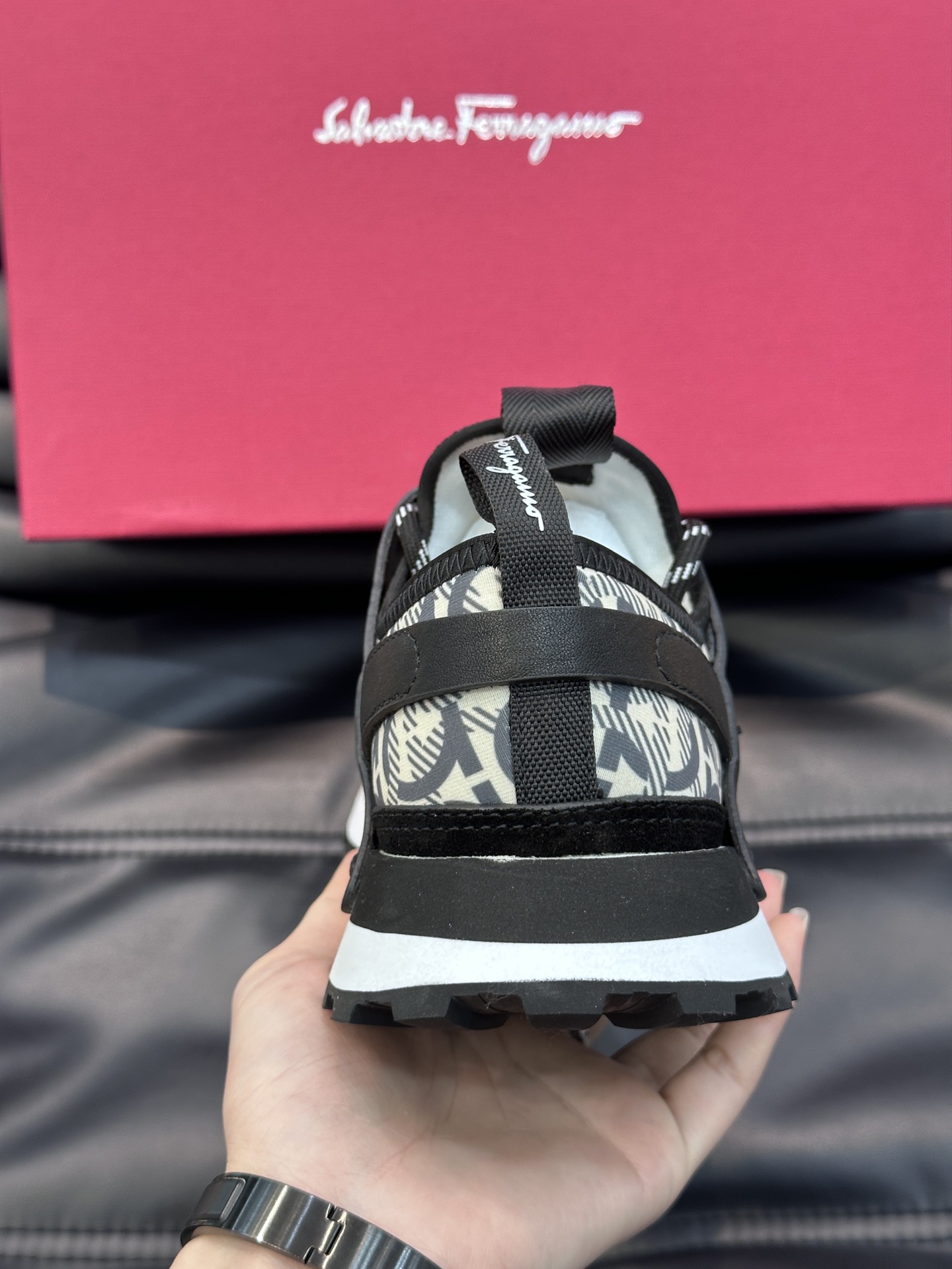 Ferragam*经典男士休闲运动鞋设有醒目的logo细节橡胶TPU鞋底面整体点缀注塑品牌徽标兼备创新功