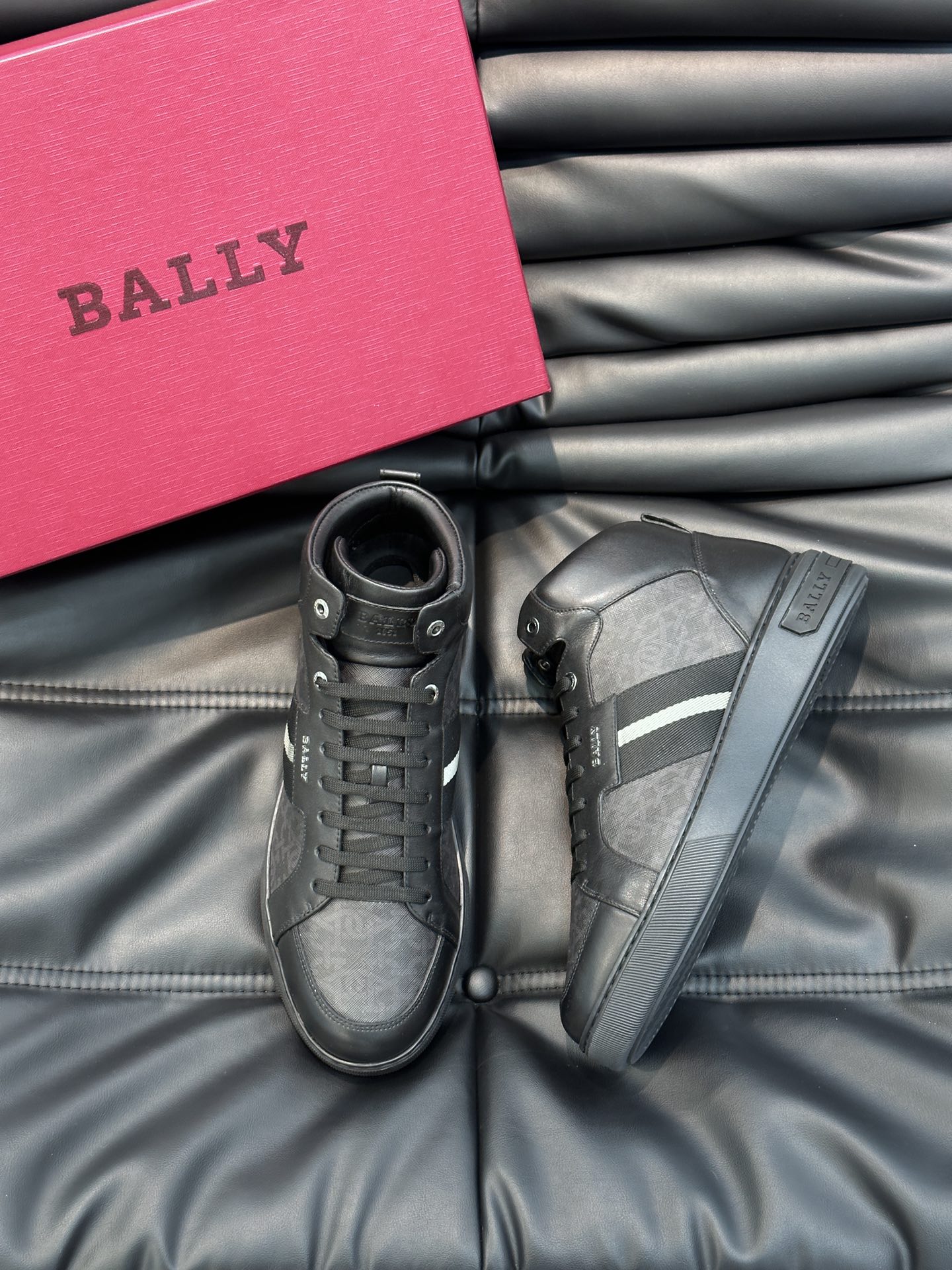 Bally/巴利秋冬高帮休闲鞋采用小牛皮鞋面进口牛皮内里皮质质感细腻光滑有光泽侧面饰有专用品牌黑白织带B