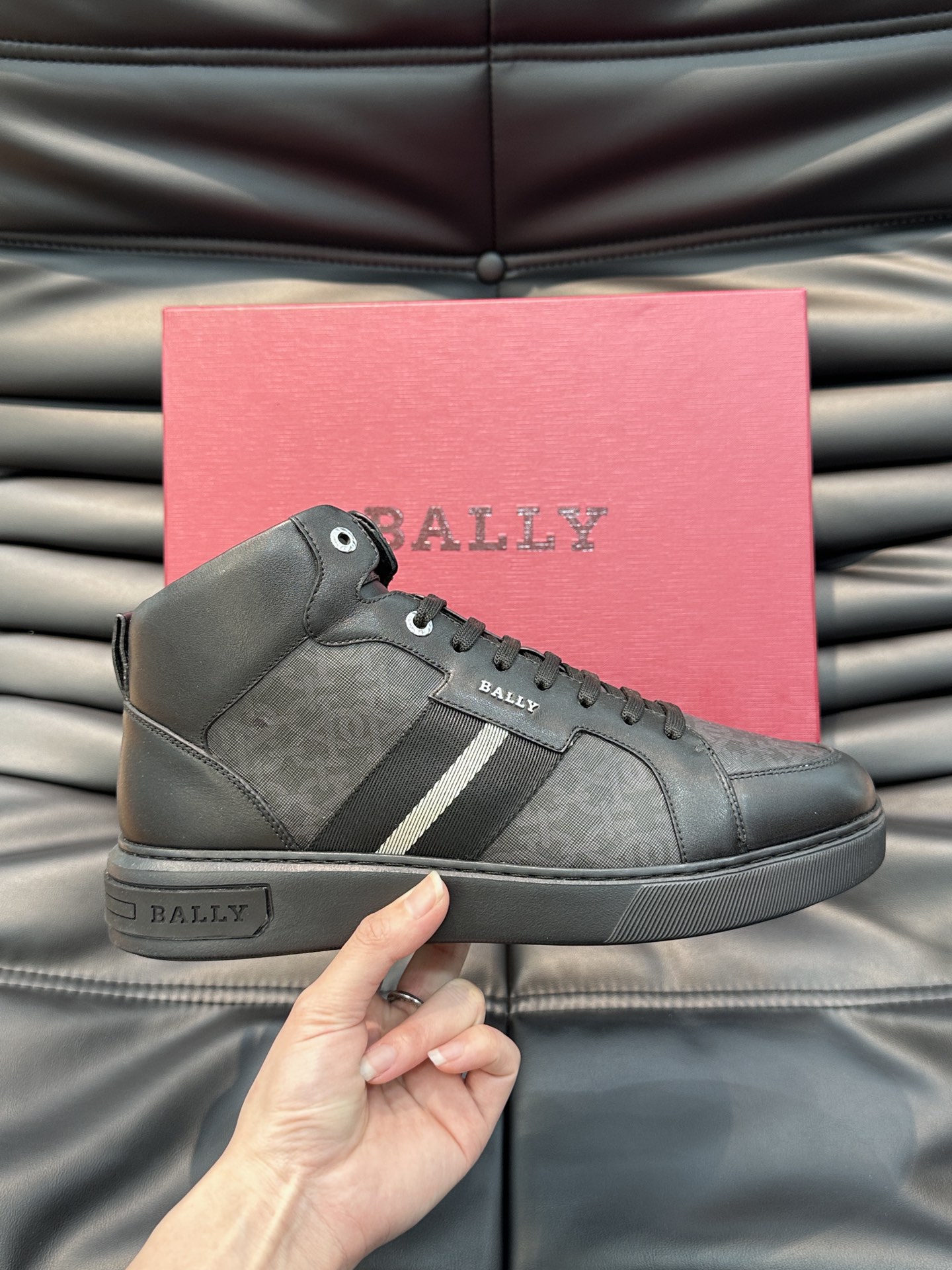 Bally/巴利秋冬高帮休闲鞋采用小牛皮鞋面进口牛皮内里皮质质感细腻光滑有光泽侧面饰有专用品牌黑白织带B