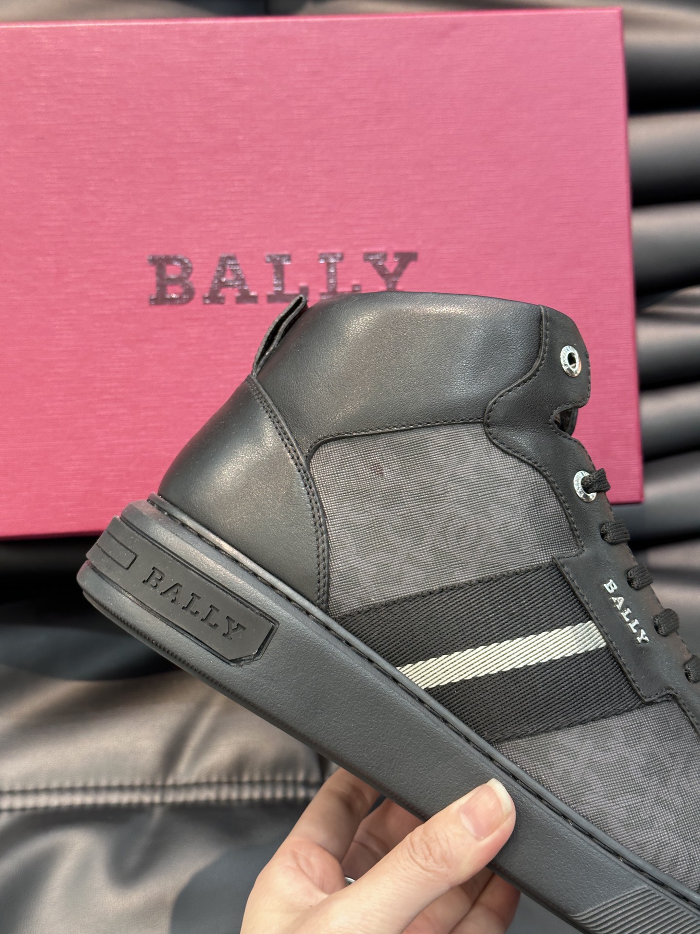 Bally/巴利秋冬高帮休闲鞋采用小牛皮鞋面进口牛皮内里皮质质感细腻光滑有光泽侧面饰有专用品牌黑白织带B