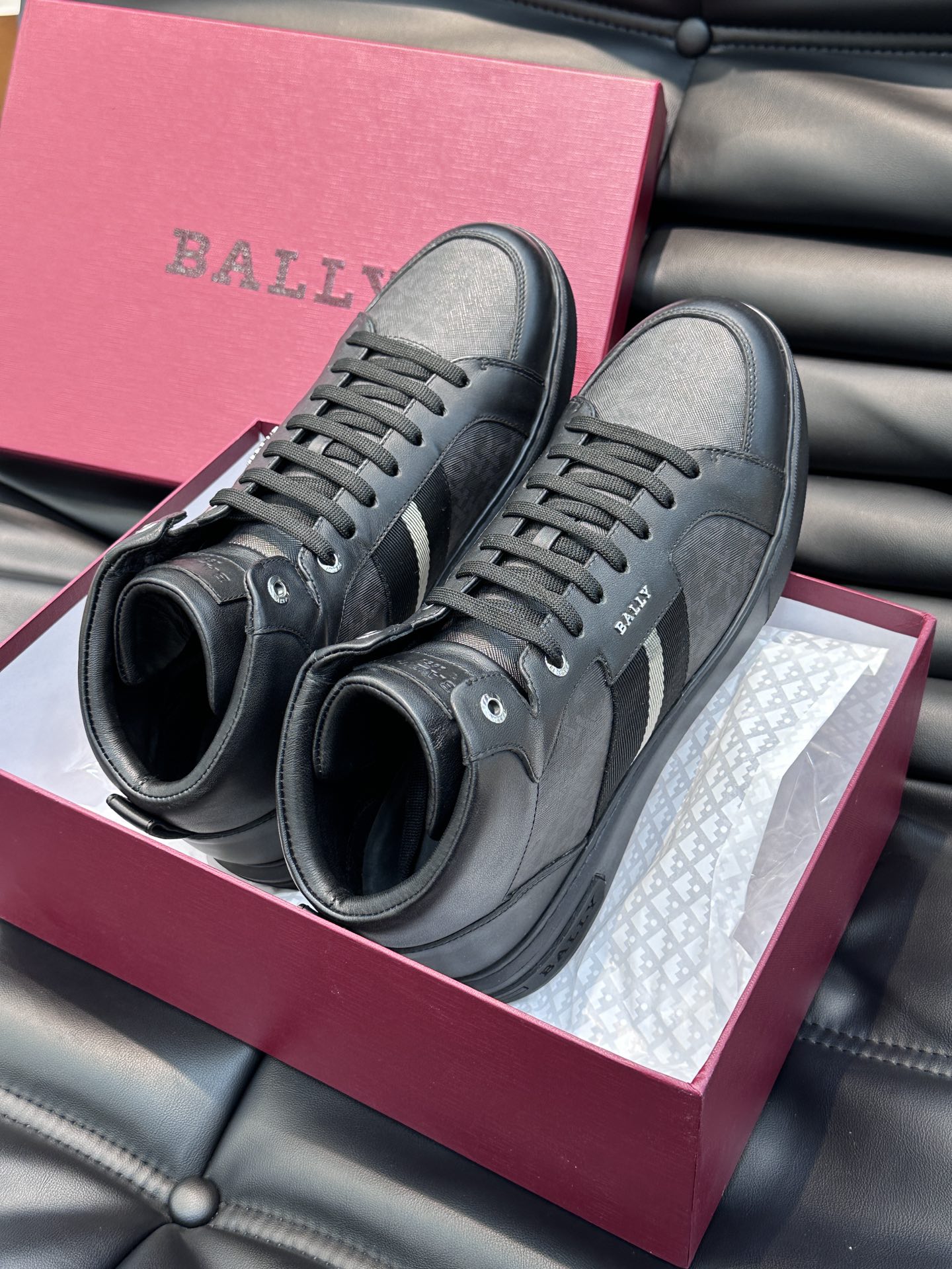 Bally/巴利秋冬高帮休闲鞋采用小牛皮鞋面进口牛皮内里皮质质感细腻光滑有光泽侧面饰有专用品牌黑白织带B