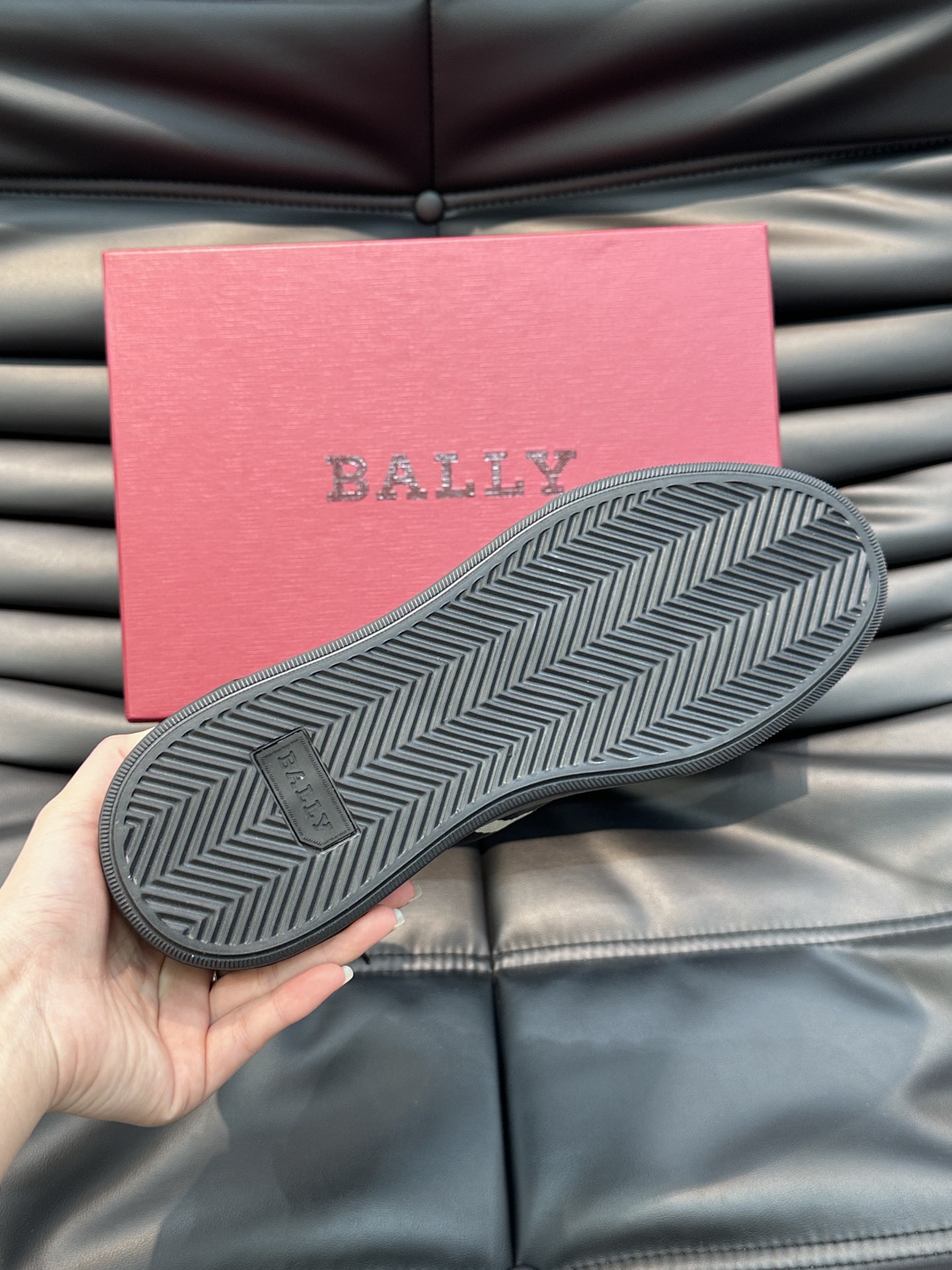 Bally/巴利秋冬高帮休闲鞋采用小牛皮鞋面进口牛皮内里皮质质感细腻光滑有光泽侧面饰有专用品牌黑白织带B