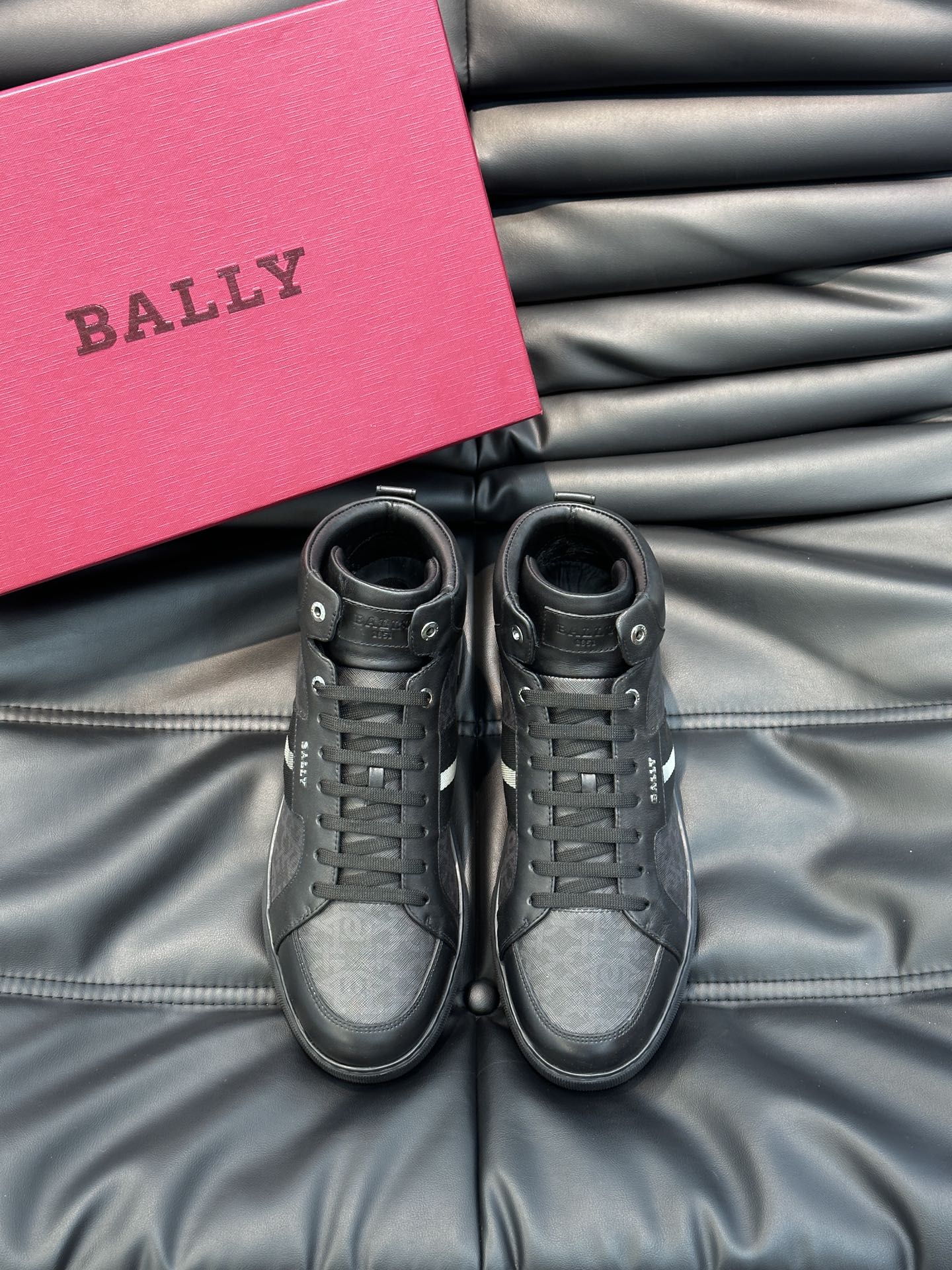 Bally/巴利秋冬高帮休闲鞋采用小牛皮鞋面进口牛皮内里皮质质感细腻光滑有光泽侧面饰有专用品牌黑白织带B