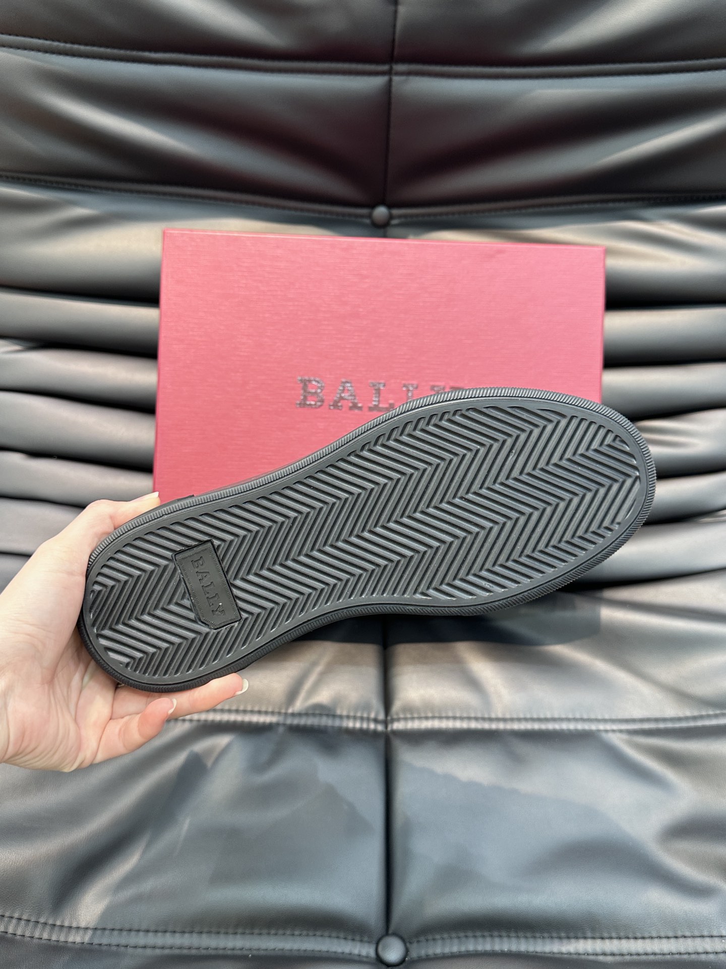 Bally/巴利秋冬高帮休闲鞋采用小牛皮鞋面进口牛皮内里皮质质感细腻光滑有光泽侧面饰有专用品牌黑白织带B