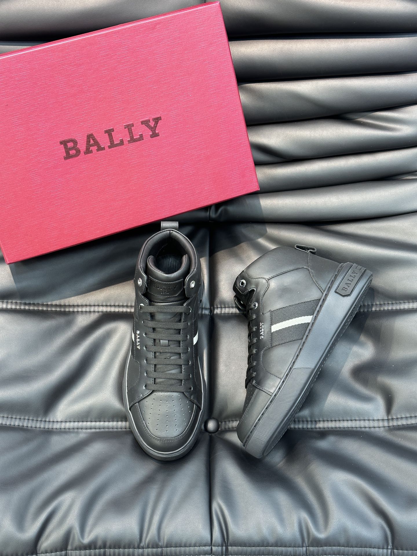 Bally/巴利秋冬高帮休闲鞋采用小牛皮鞋面进口牛皮内里皮质质感细腻光滑有光泽侧面饰有专用品牌黑白织带B