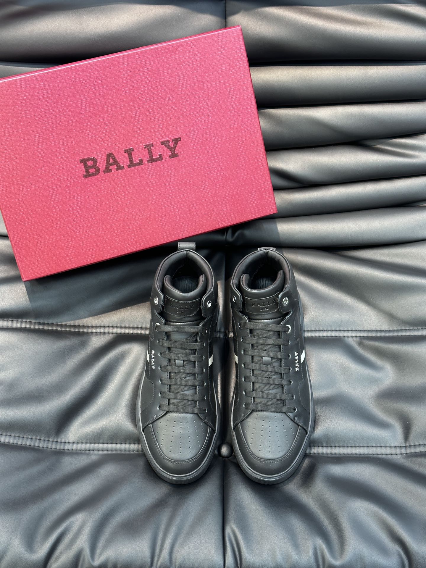 Bally/巴利秋冬高帮休闲鞋采用小牛皮鞋面进口牛皮内里皮质质感细腻光滑有光泽侧面饰有专用品牌黑白织带B