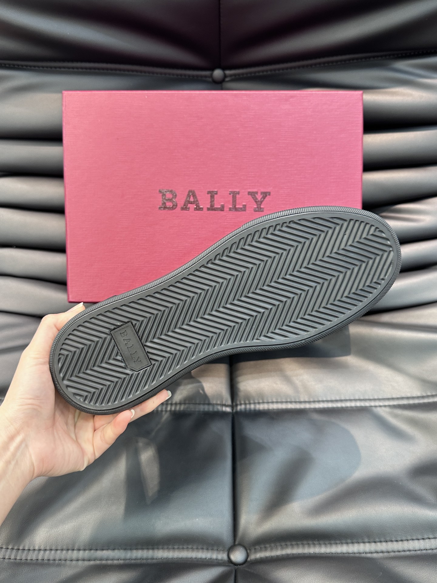 BALLY/巴利Merryk男士高帮皮革运动鞋这款由进口头层牛皮拼接制成鞋面饰有别具特色的Bally字母