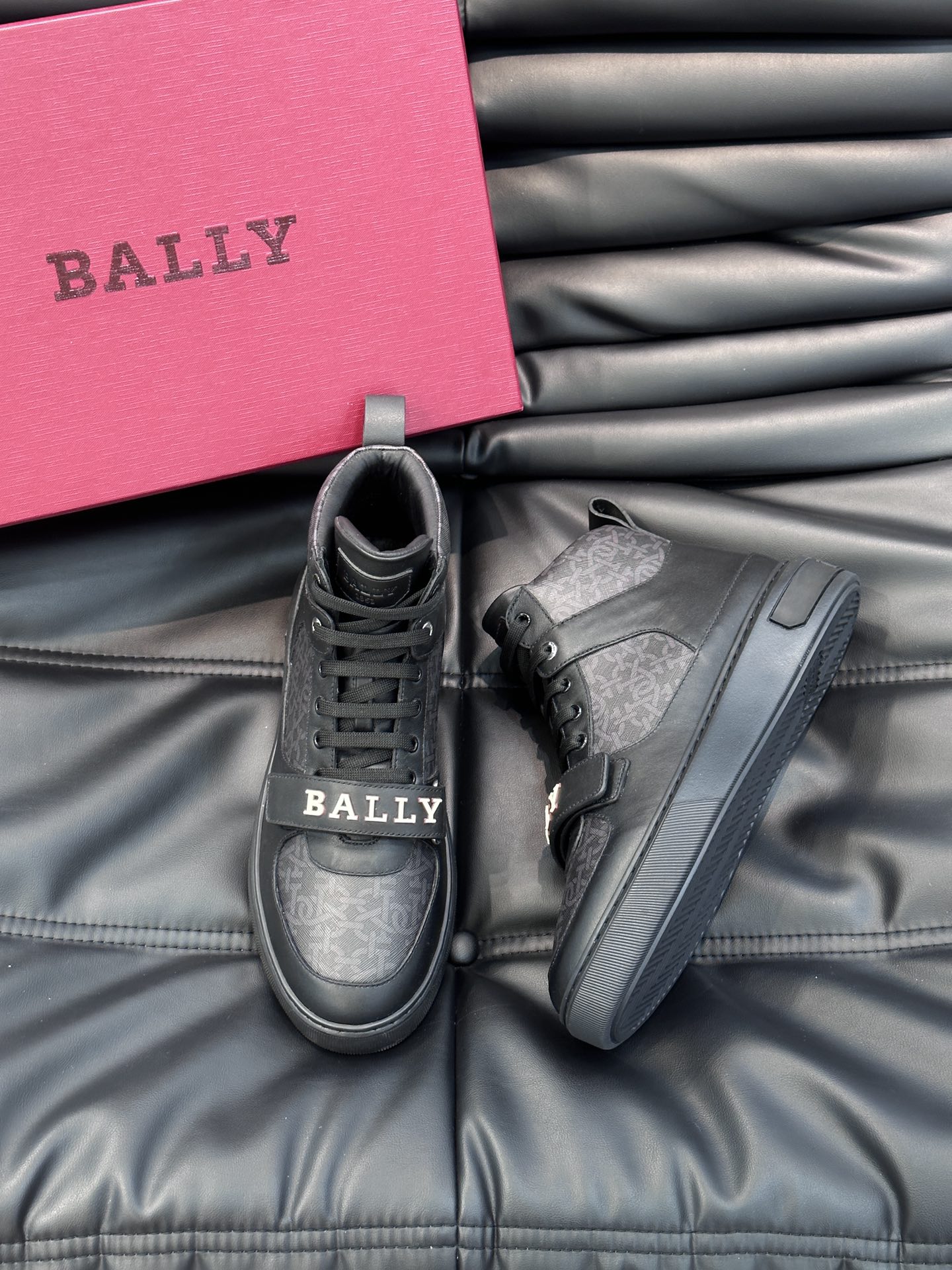 BALLY/巴利Merryk男士高帮皮革运动鞋这款由进口头层牛皮拼接制成鞋面饰有别具特色的Bally字母