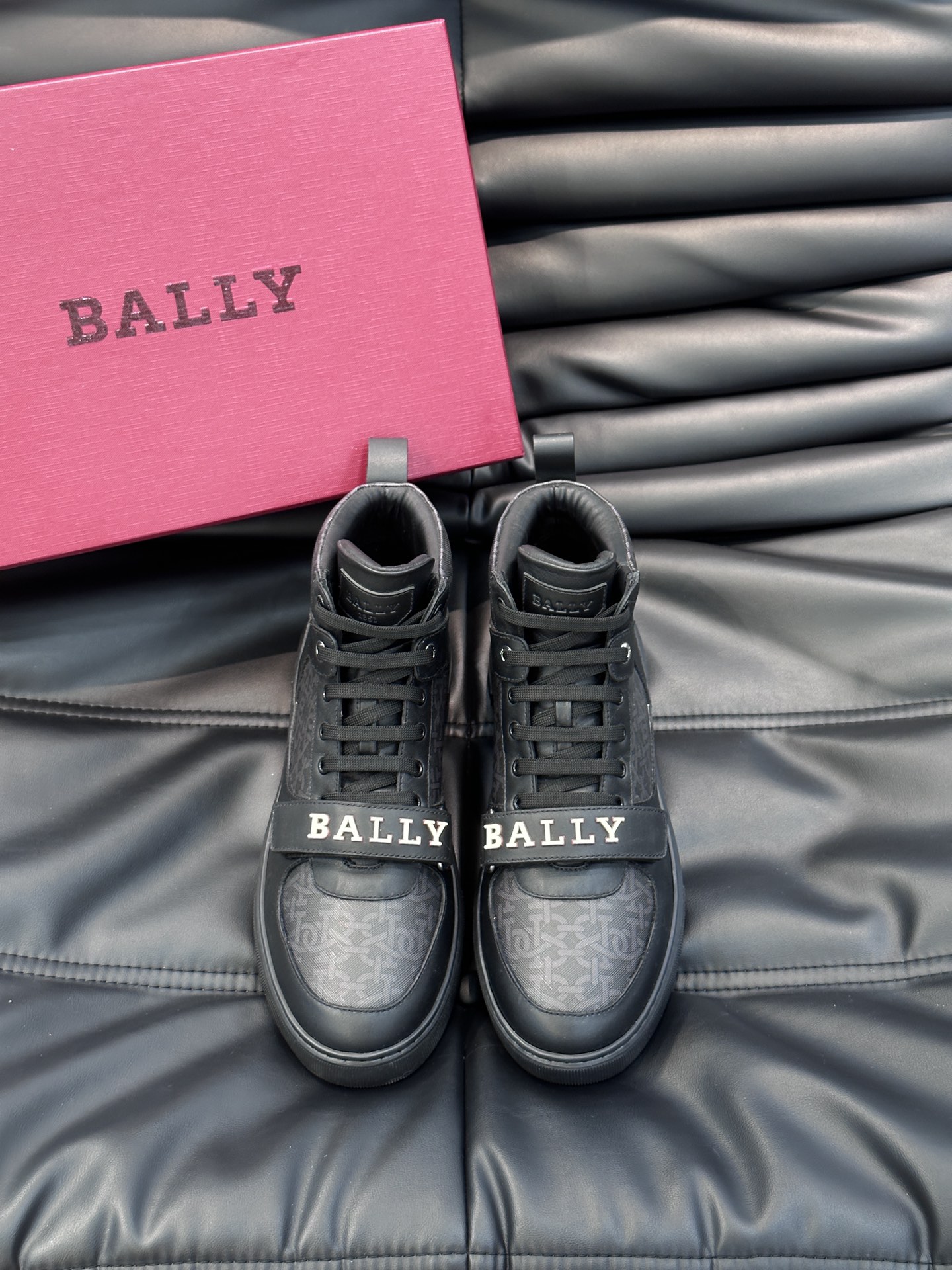 BALLY/巴利Merryk男士高帮皮革运动鞋这款由进口头层牛皮拼接制成鞋面饰有别具特色的Bally字母