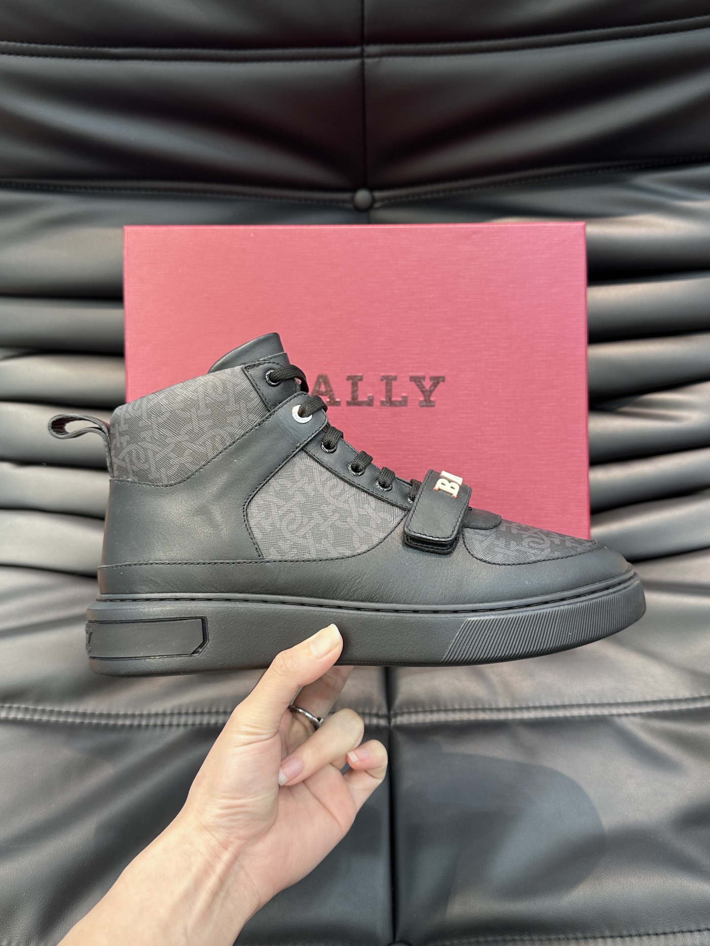 BALLY/巴利Merryk男士高帮皮革运动鞋这款由进口头层牛皮拼接制成鞋面饰有别具特色的Bally字母