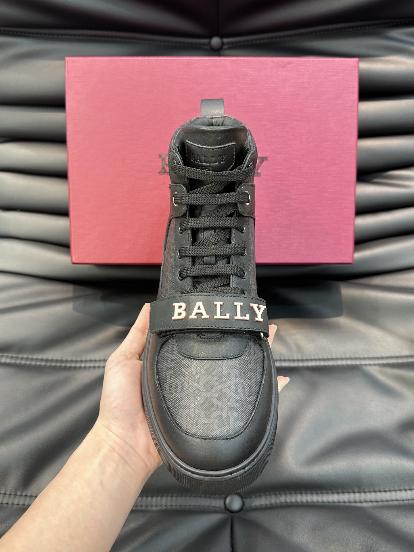 BALLY/巴利Merryk男士高帮皮革运动鞋这款由进口头层牛皮拼接制成鞋面饰有别具特色的Bally字母