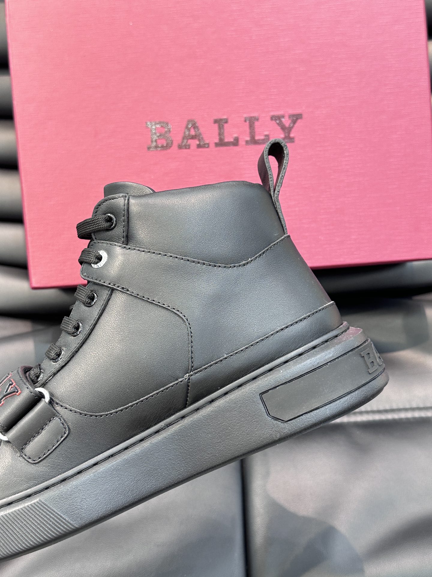 BALLY/巴利Merryk男士高帮皮革运动鞋这款由进口头层牛皮拼接制成鞋面饰有别具特色的Bally字母