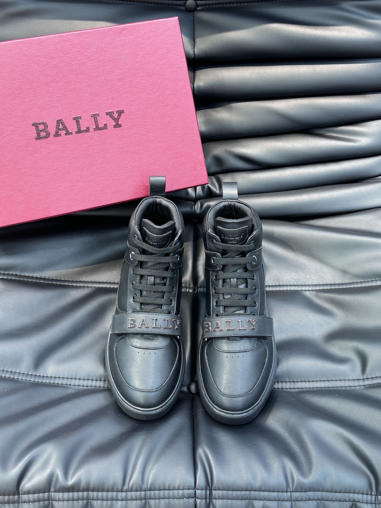 BALLY/巴利Merryk男士高帮皮革运动鞋这款由进口头层牛皮拼接制成鞋面饰有别具特色的Bally字母