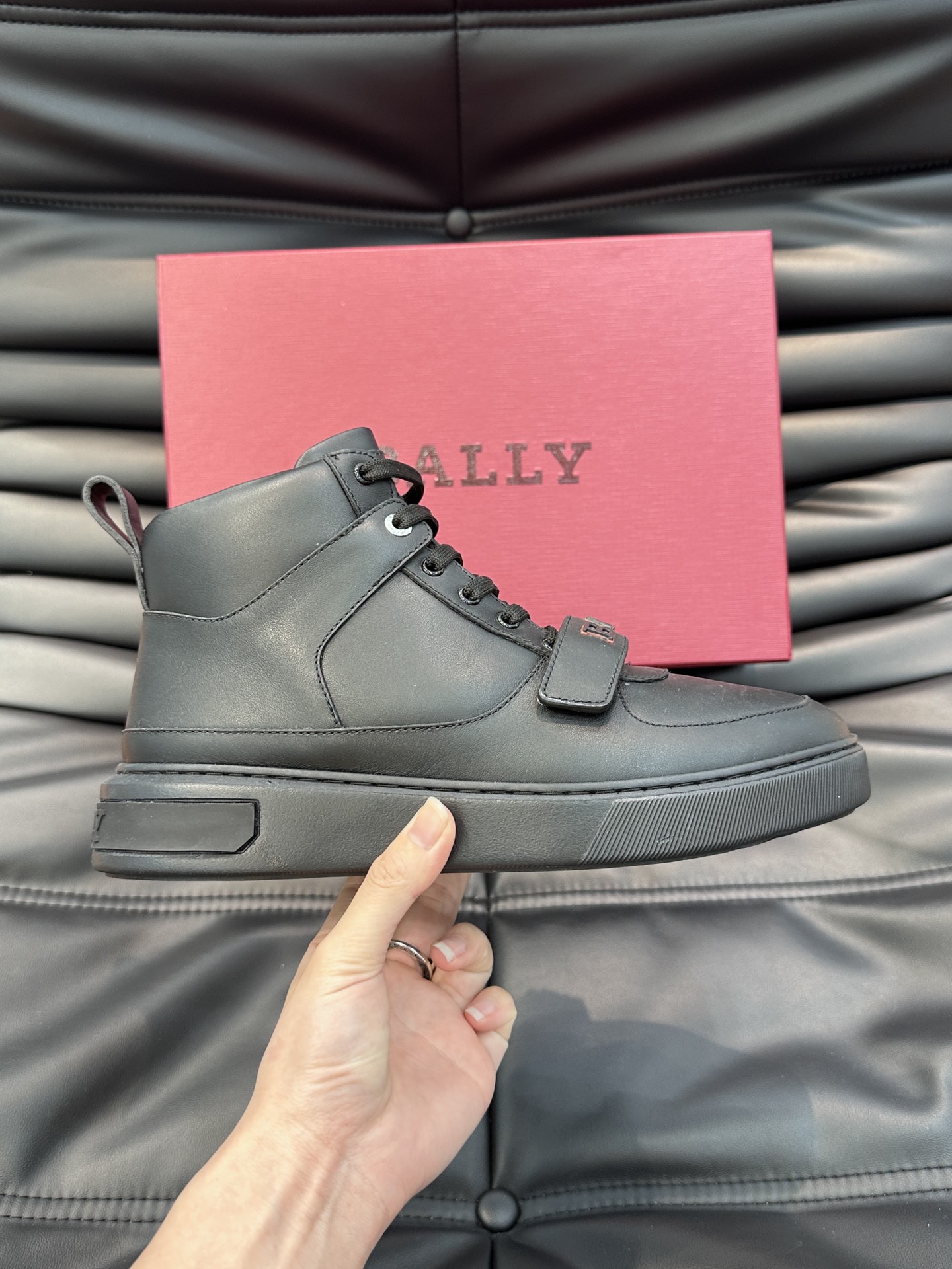 BALLY/巴利Merryk男士高帮皮革运动鞋这款由进口头层牛皮拼接制成鞋面饰有别具特色的Bally字母
