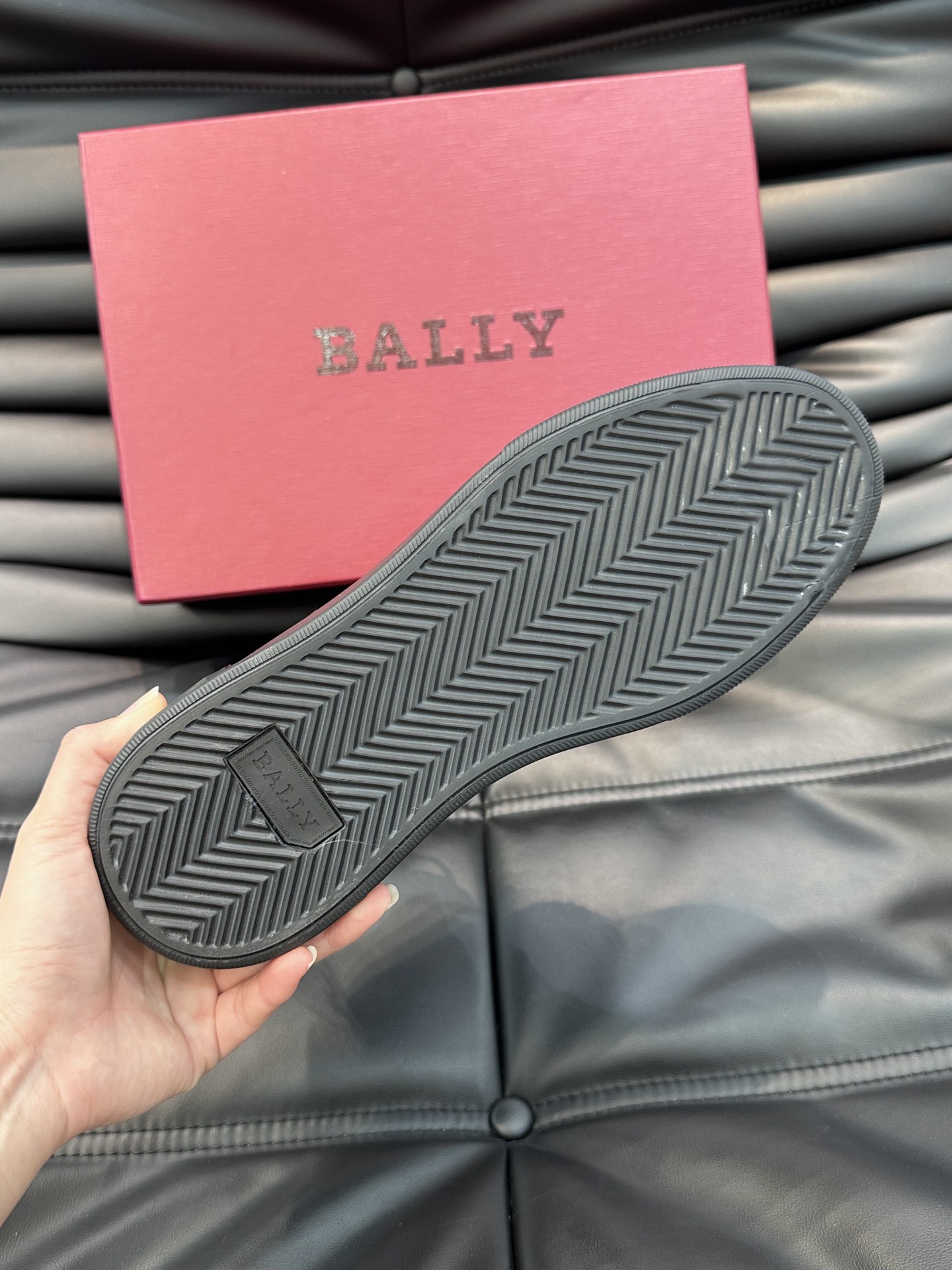 BALLY/巴利Merryk男士高帮皮革运动鞋这款由进口头层牛皮拼接制成鞋面饰有别具特色的Bally字母