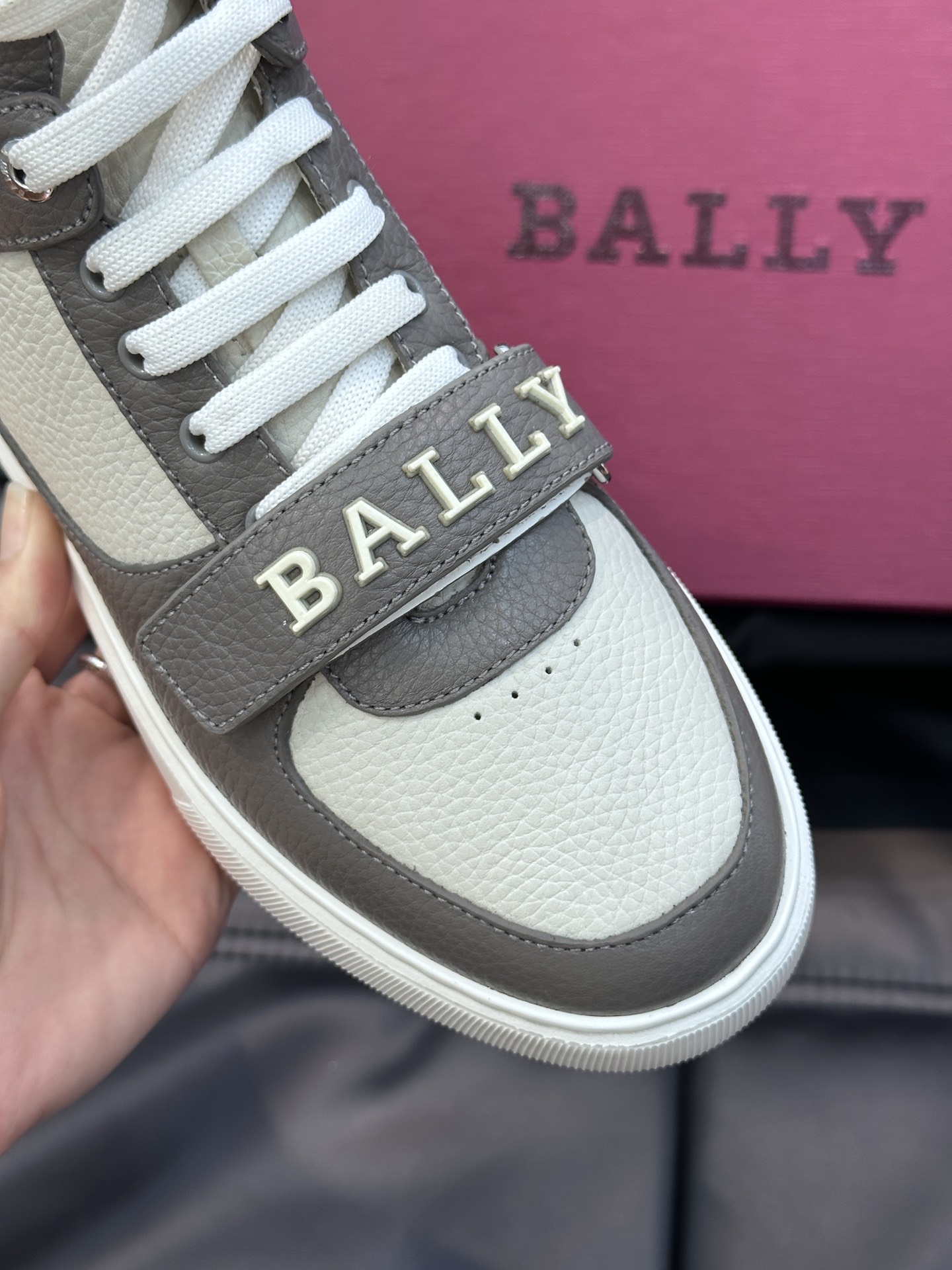 BALLY/巴利Merryk男士高帮皮革运动鞋这款由进口头层牛皮拼接制成鞋面饰有别具特色的Bally字母