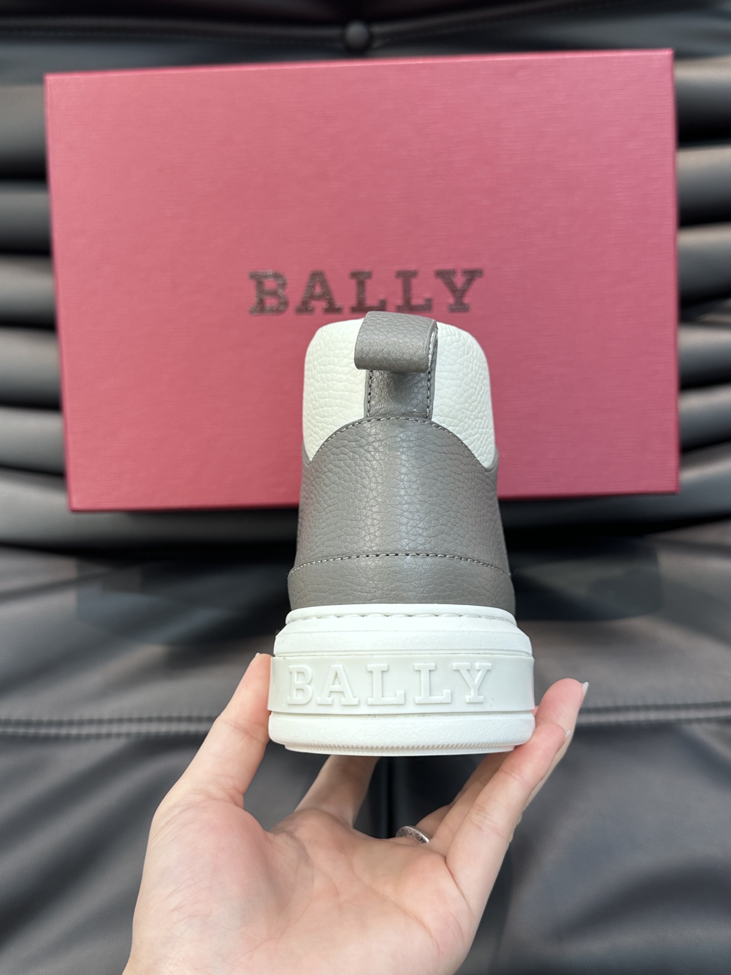 BALLY/巴利Merryk男士高帮皮革运动鞋这款由进口头层牛皮拼接制成鞋面饰有别具特色的Bally字母