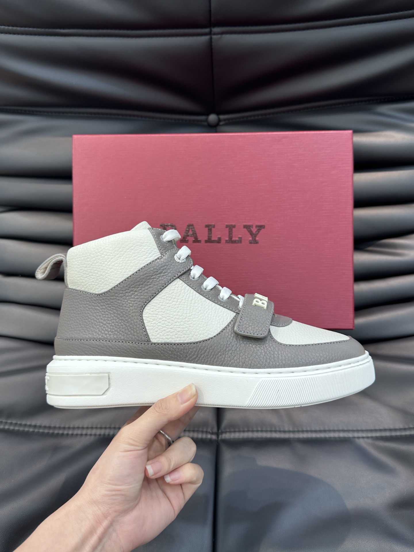 BALLY/巴利Merryk男士高帮皮革运动鞋这款由进口头层牛皮拼接制成鞋面饰有别具特色的Bally字母