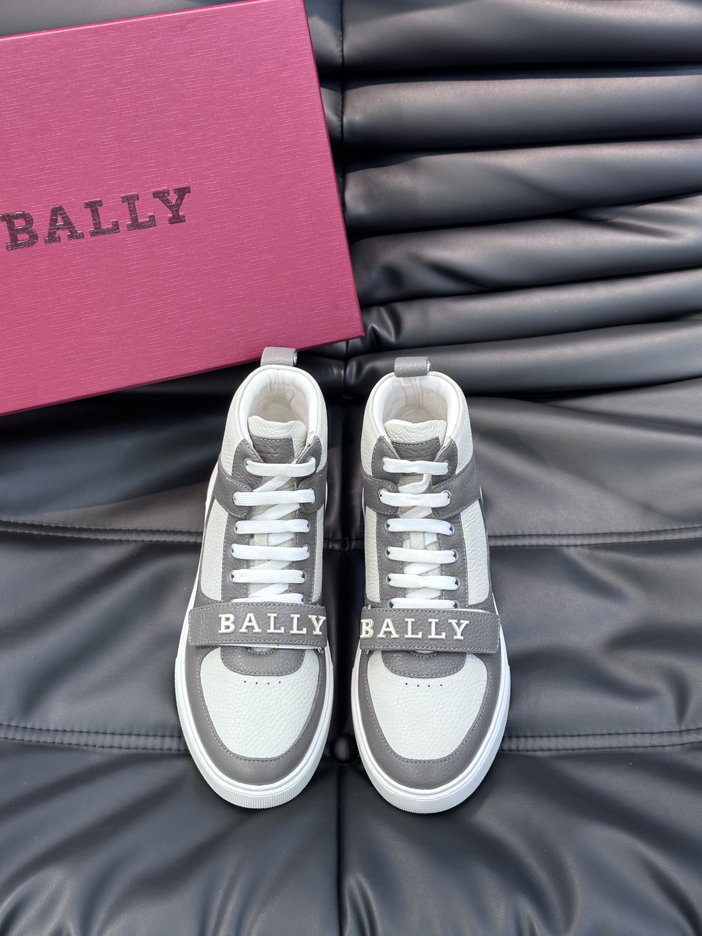 BALLY/巴利Merryk男士高帮皮革运动鞋这款由进口头层牛皮拼接制成鞋面饰有别具特色的Bally字母