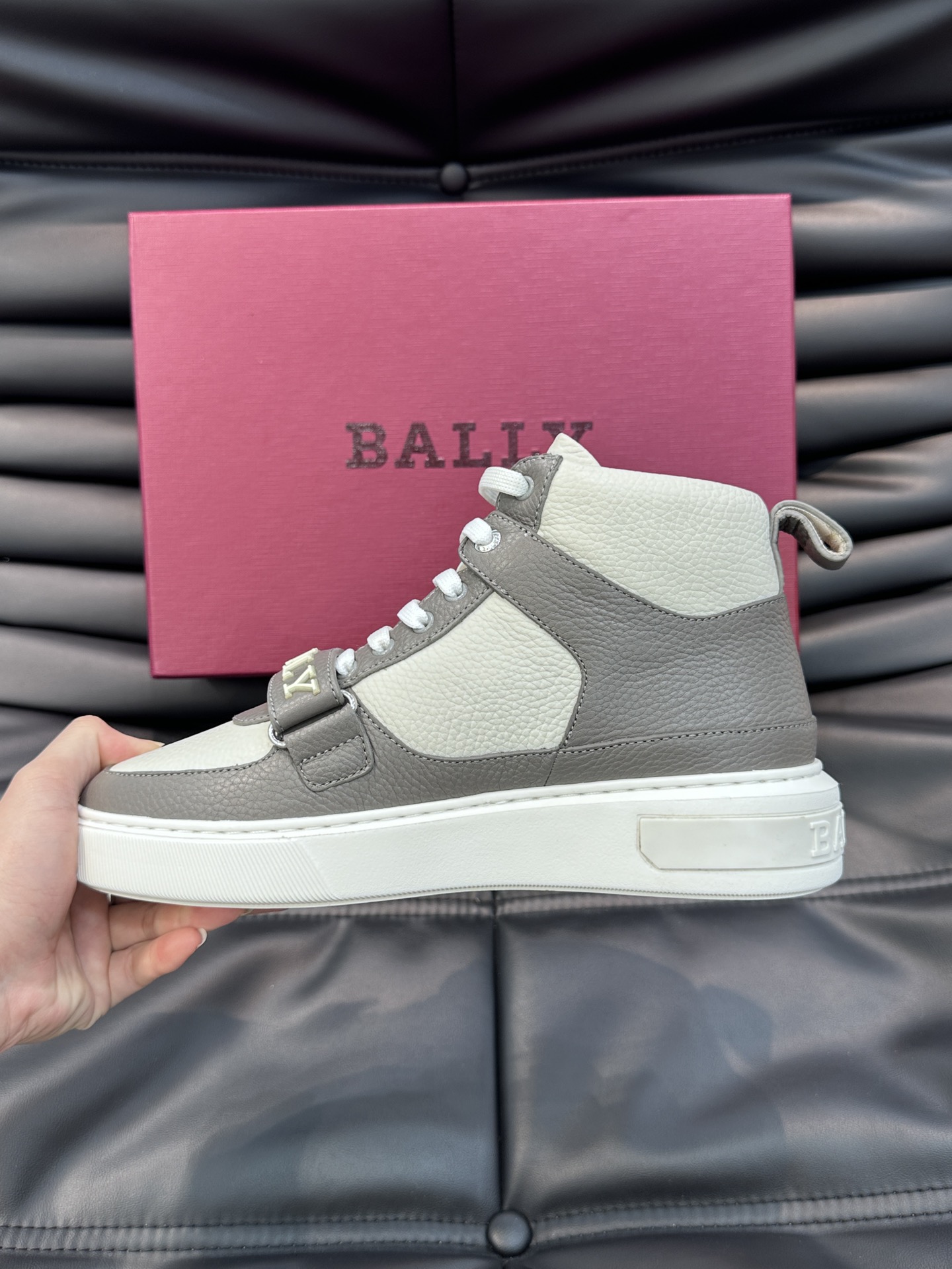 BALLY/巴利Merryk男士高帮皮革运动鞋这款由进口头层牛皮拼接制成鞋面饰有别具特色的Bally字母