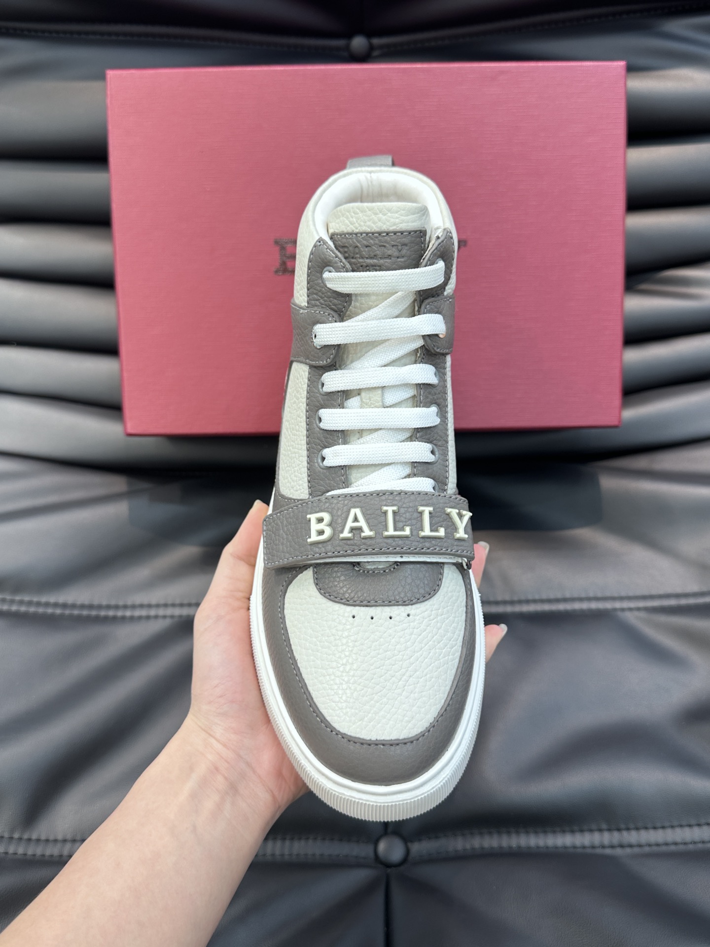 BALLY/巴利Merryk男士高帮皮革运动鞋这款由进口头层牛皮拼接制成鞋面饰有别具特色的Bally字母