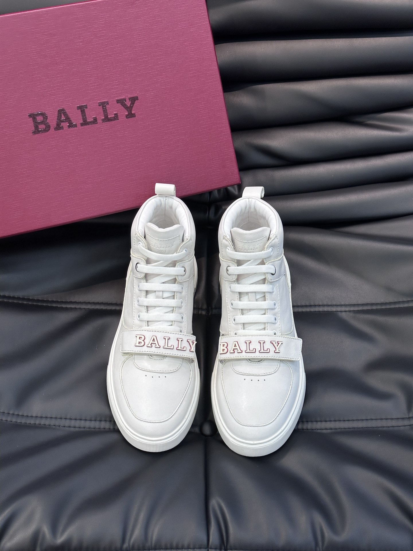 BALLY/巴利Merryk男士高帮皮革运动鞋这款由进口头层牛皮拼接制成鞋面饰有别具特色的Bally字母