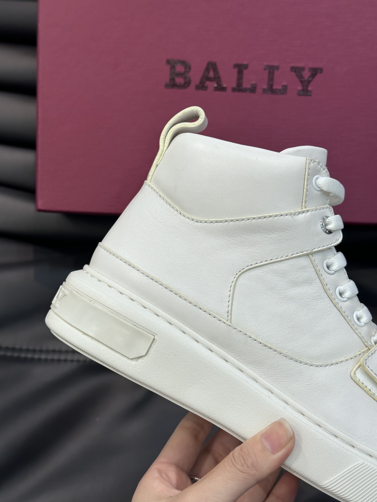 BALLY/巴利Merryk男士高帮皮革运动鞋这款由进口头层牛皮拼接制成鞋面饰有别具特色的Bally字母