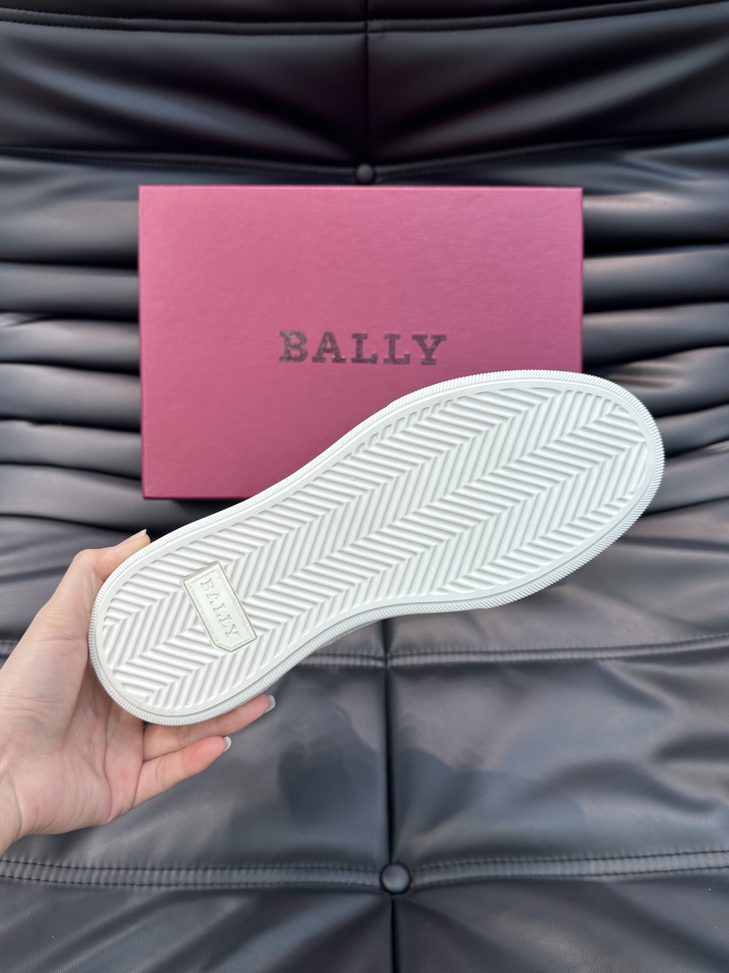 BALLY/巴利Merryk男士高帮皮革运动鞋这款由进口头层牛皮拼接制成鞋面饰有别具特色的Bally字母