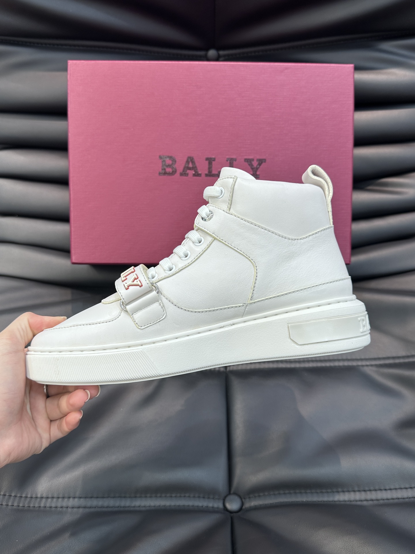 BALLY/巴利Merryk男士高帮皮革运动鞋这款由进口头层牛皮拼接制成鞋面饰有别具特色的Bally字母