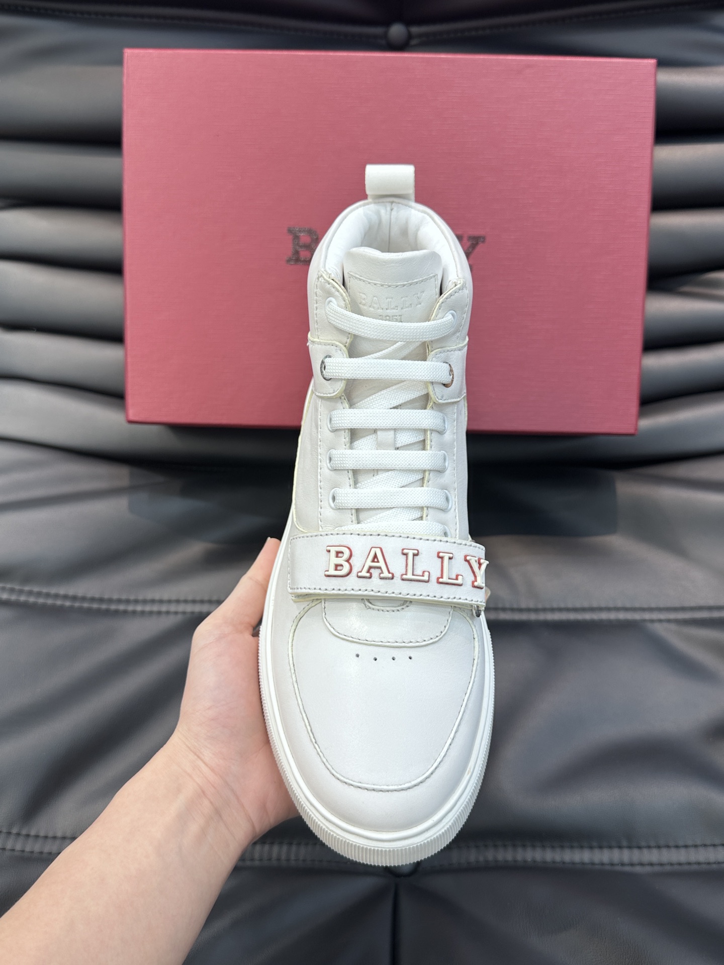 BALLY/巴利Merryk男士高帮皮革运动鞋这款由进口头层牛皮拼接制成鞋面饰有别具特色的Bally字母