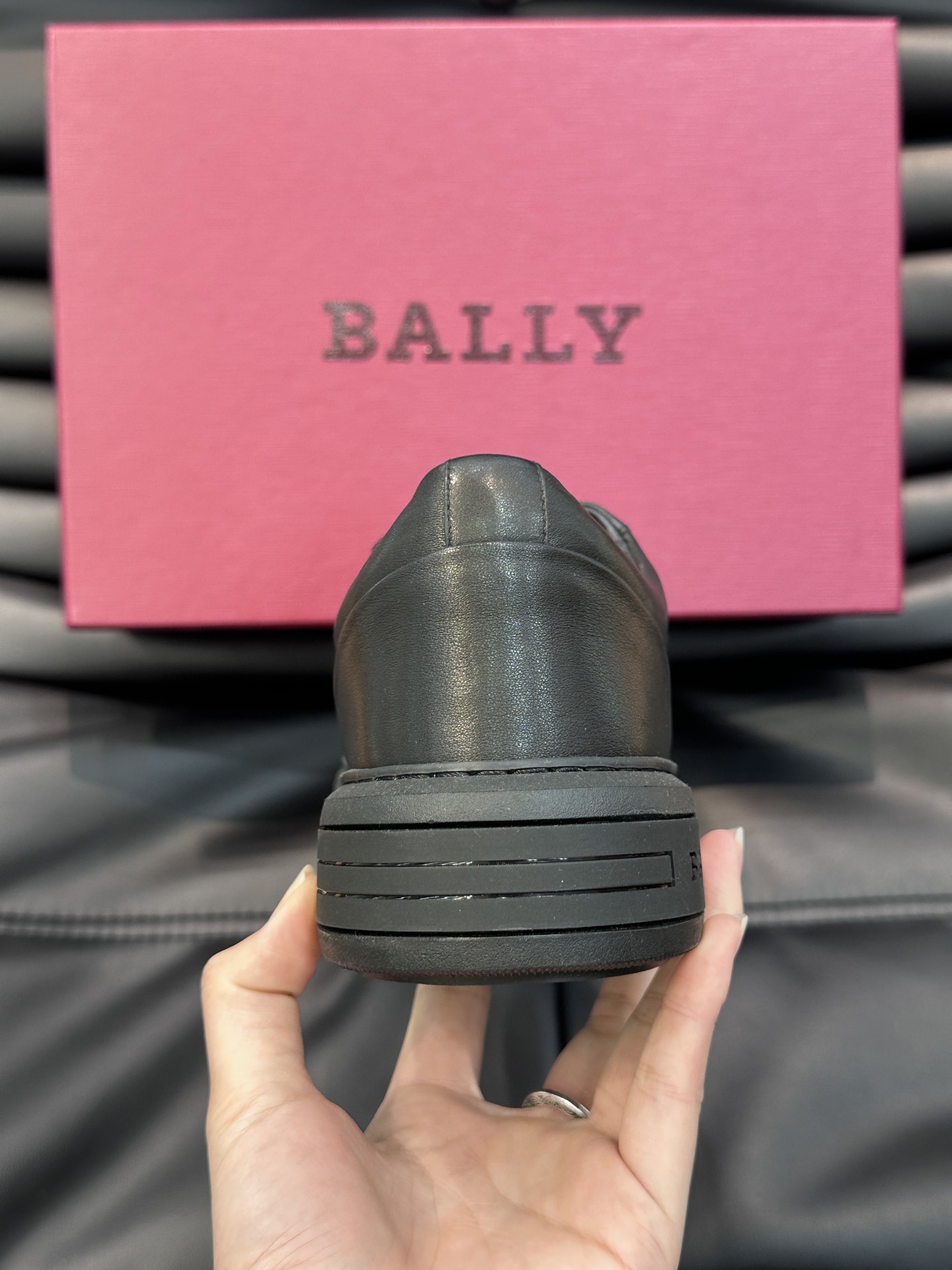 Bally/巴利低帮休闲鞋采用小牛皮鞋面进口牛皮内里皮质质感细腻光滑有光泽侧面饰有专用品牌黑白织带BAL