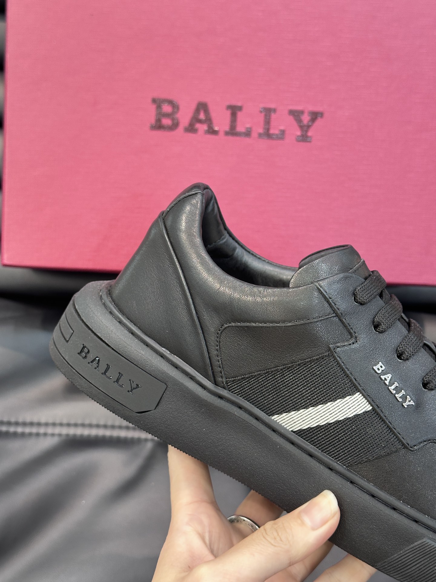 Bally/巴利低帮休闲鞋采用小牛皮鞋面进口牛皮内里皮质质感细腻光滑有光泽侧面饰有专用品牌黑白织带BAL