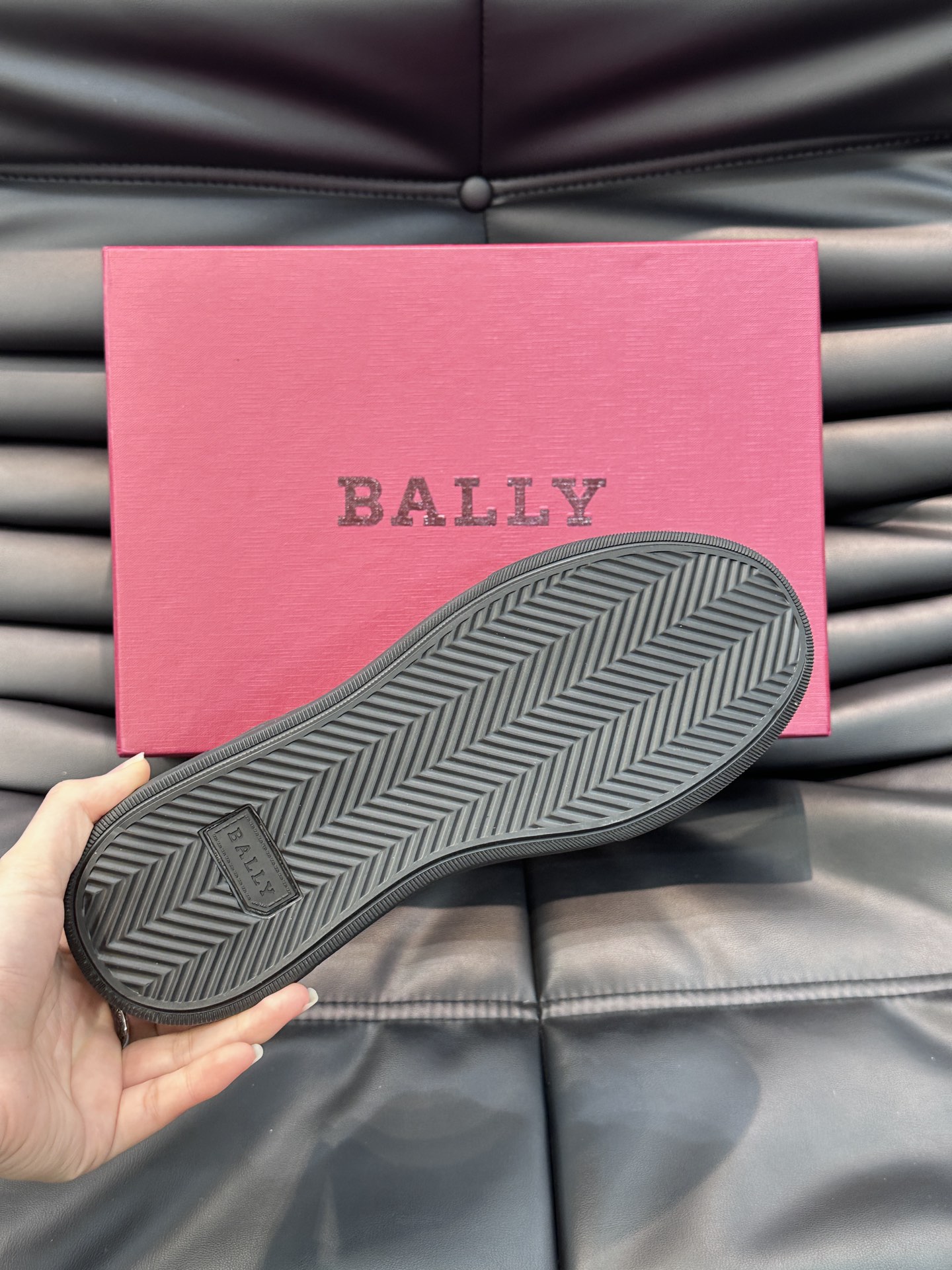 Bally/巴利低帮休闲鞋采用小牛皮鞋面进口牛皮内里皮质质感细腻光滑有光泽侧面饰有专用品牌黑白织带BAL