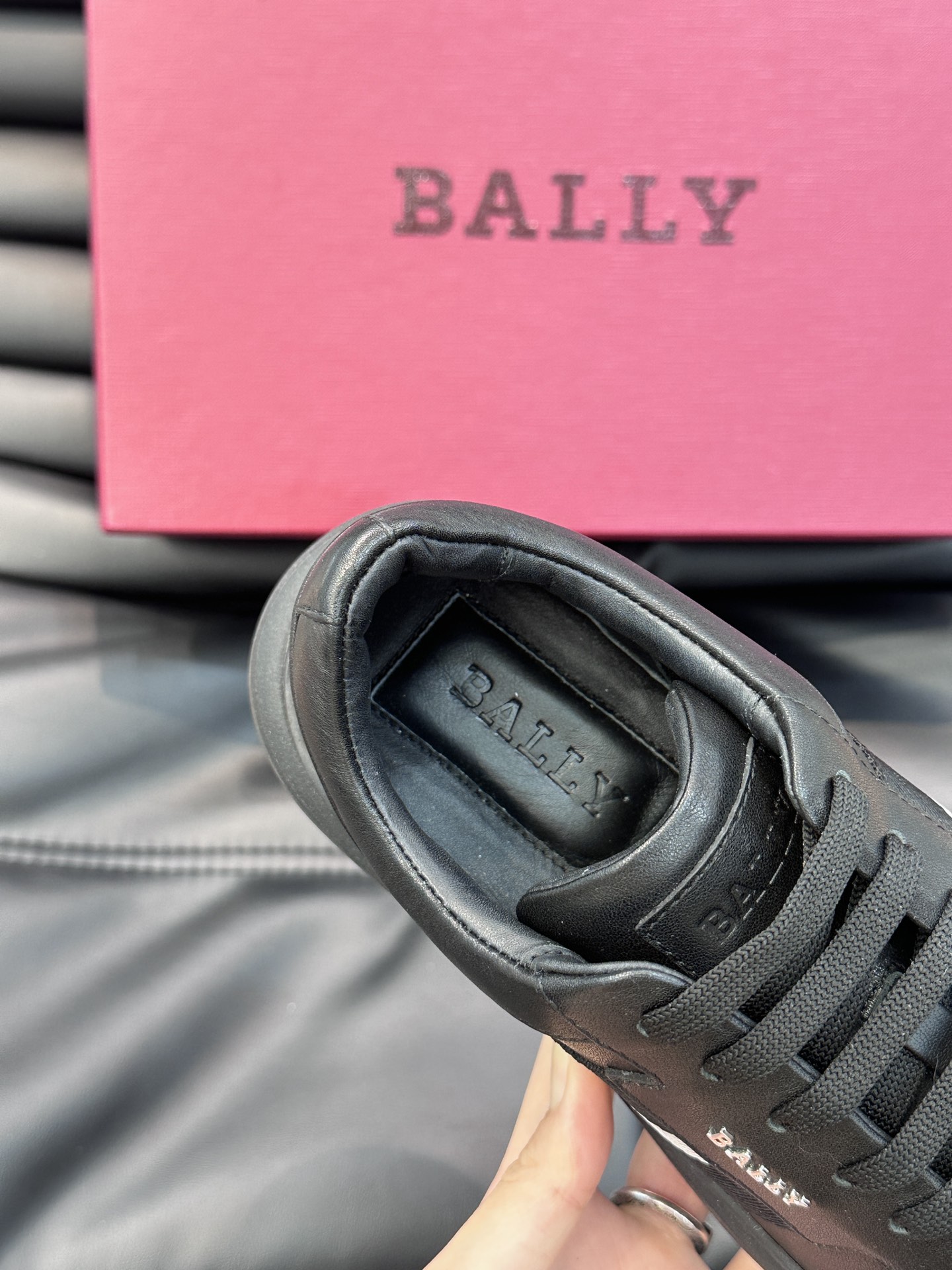 Bally/巴利低帮休闲鞋采用小牛皮鞋面进口牛皮内里皮质质感细腻光滑有光泽侧面饰有专用品牌黑白织带BAL