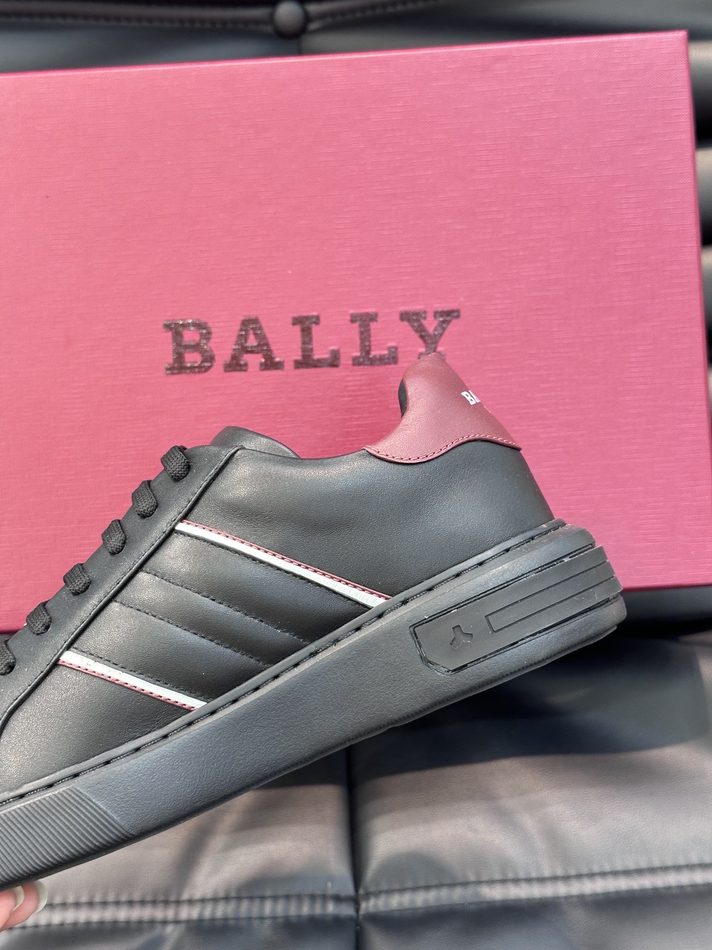 Bally/巴利低帮休闲鞋采用小牛皮鞋面进口牛皮内里皮质质感细腻光滑有光泽侧面饰有专用品牌黑白织带BAL