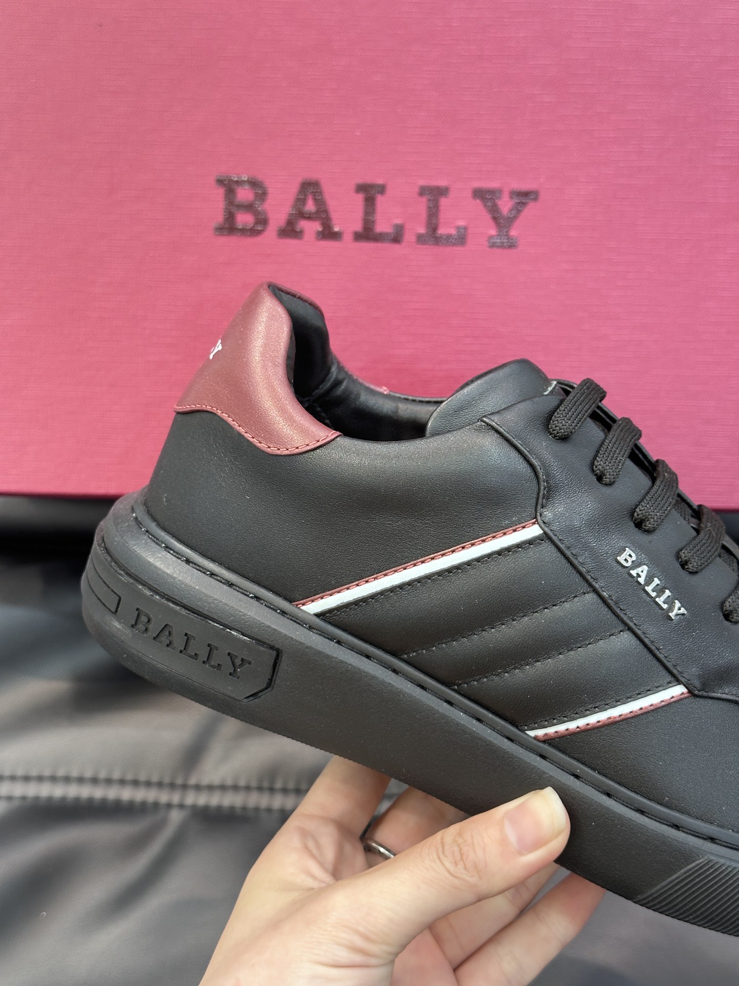 Bally/巴利低帮休闲鞋采用小牛皮鞋面进口牛皮内里皮质质感细腻光滑有光泽侧面饰有专用品牌黑白织带BAL