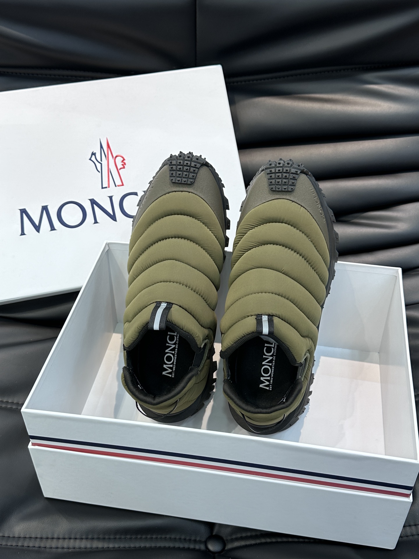 Moncler/蒙口男士毛毛虫厚底休闲运动鞋设有醒目的logo细节橡胶TPU鞋底面整体点缀注塑Moncl