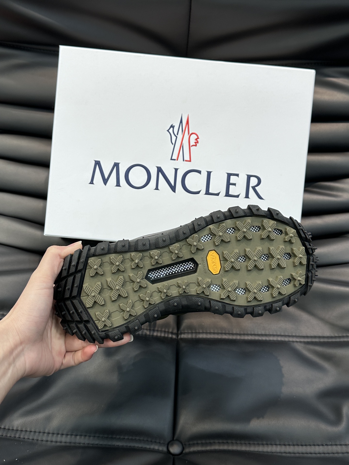 Moncler/蒙口男士毛毛虫厚底休闲运动鞋设有醒目的logo细节橡胶TPU鞋底面整体点缀注塑Moncl