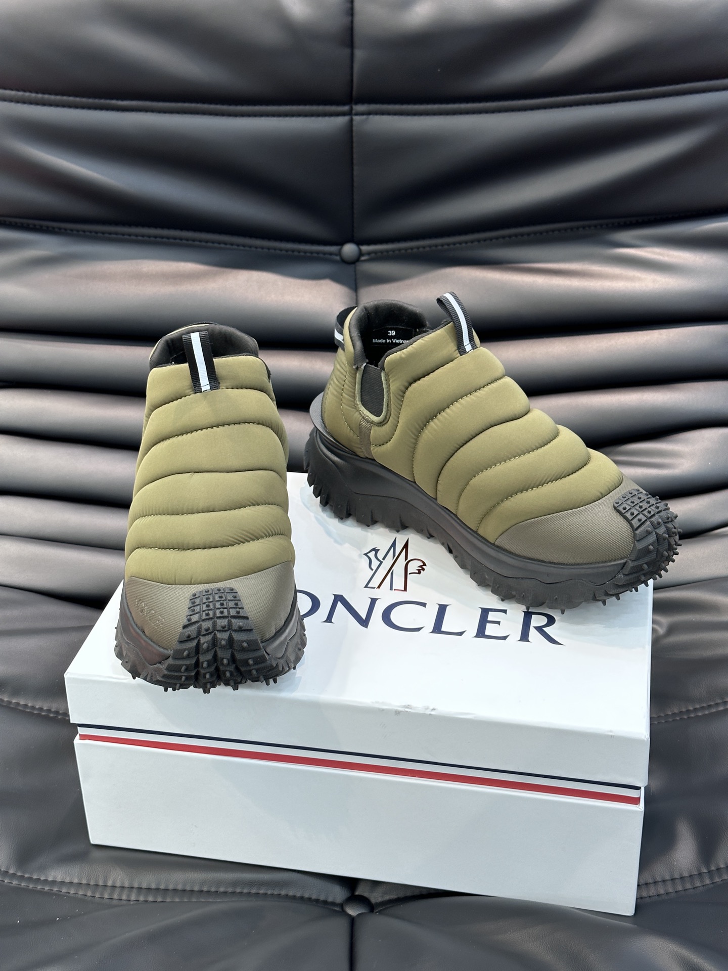 Moncler/蒙口男士毛毛虫厚底休闲运动鞋设有醒目的logo细节橡胶TPU鞋底面整体点缀注塑Moncl