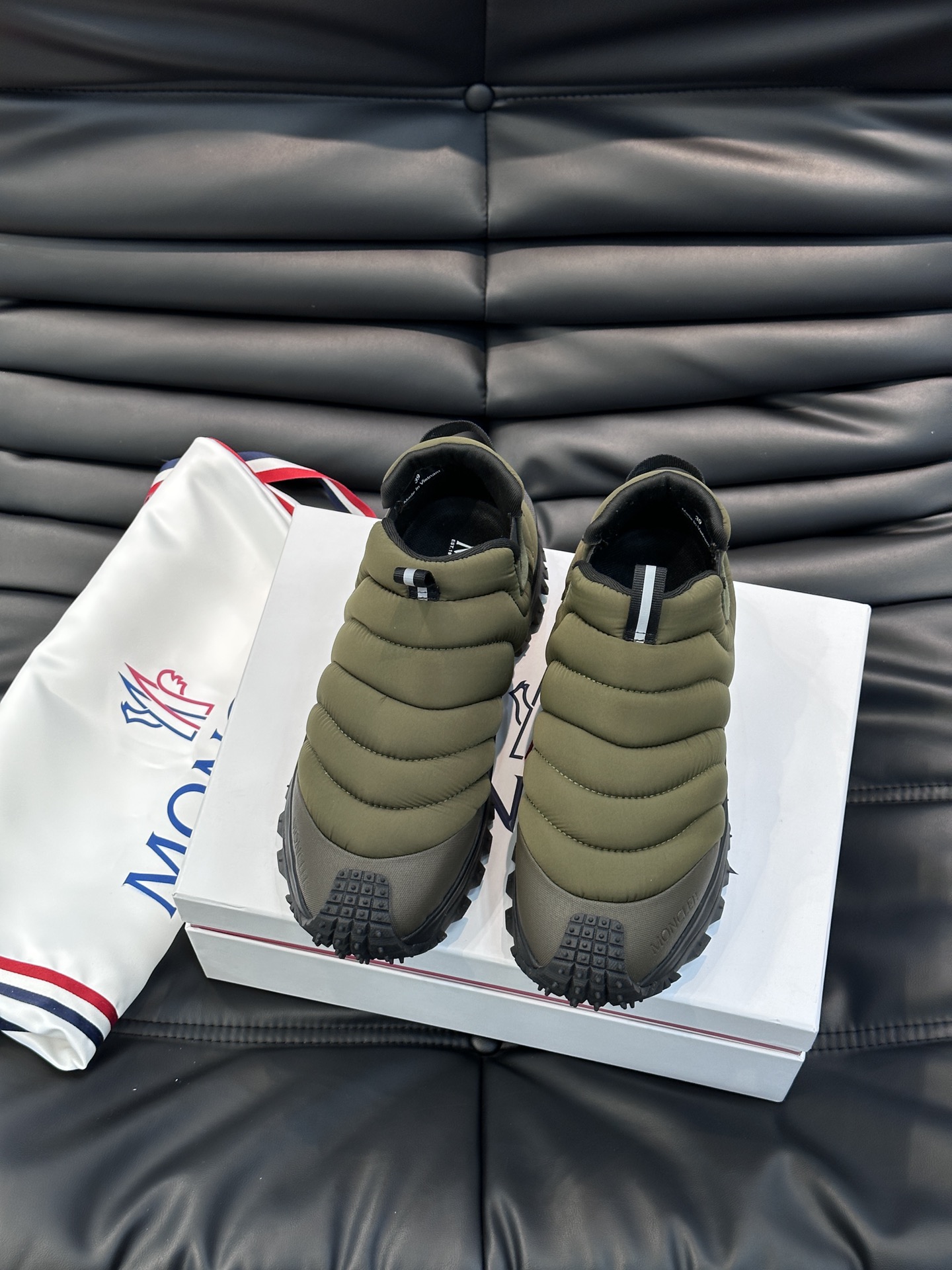 Moncler/蒙口男士毛毛虫厚底休闲运动鞋设有醒目的logo细节橡胶TPU鞋底面整体点缀注塑Moncl