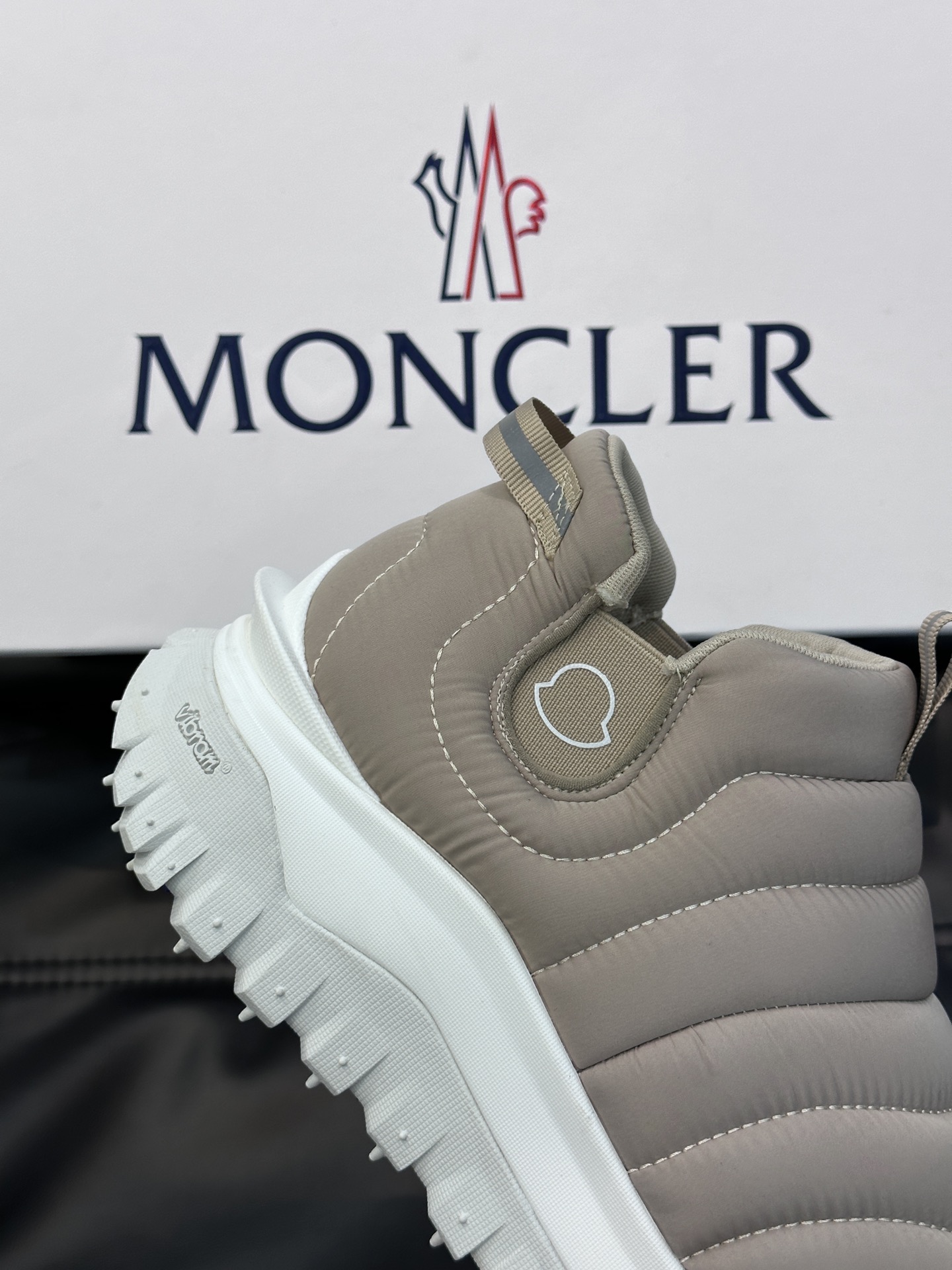 Moncler/蒙口男士毛毛虫厚底休闲运动鞋设有醒目的logo细节橡胶TPU鞋底面整体点缀注塑Moncl