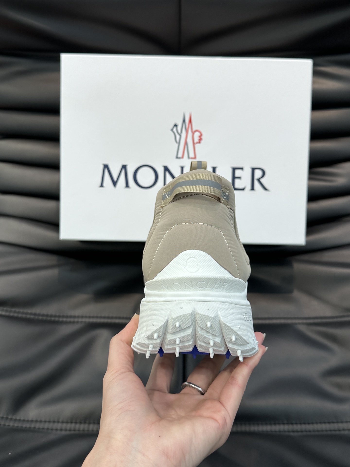 Moncler/蒙口男士毛毛虫厚底休闲运动鞋设有醒目的logo细节橡胶TPU鞋底面整体点缀注塑Moncl