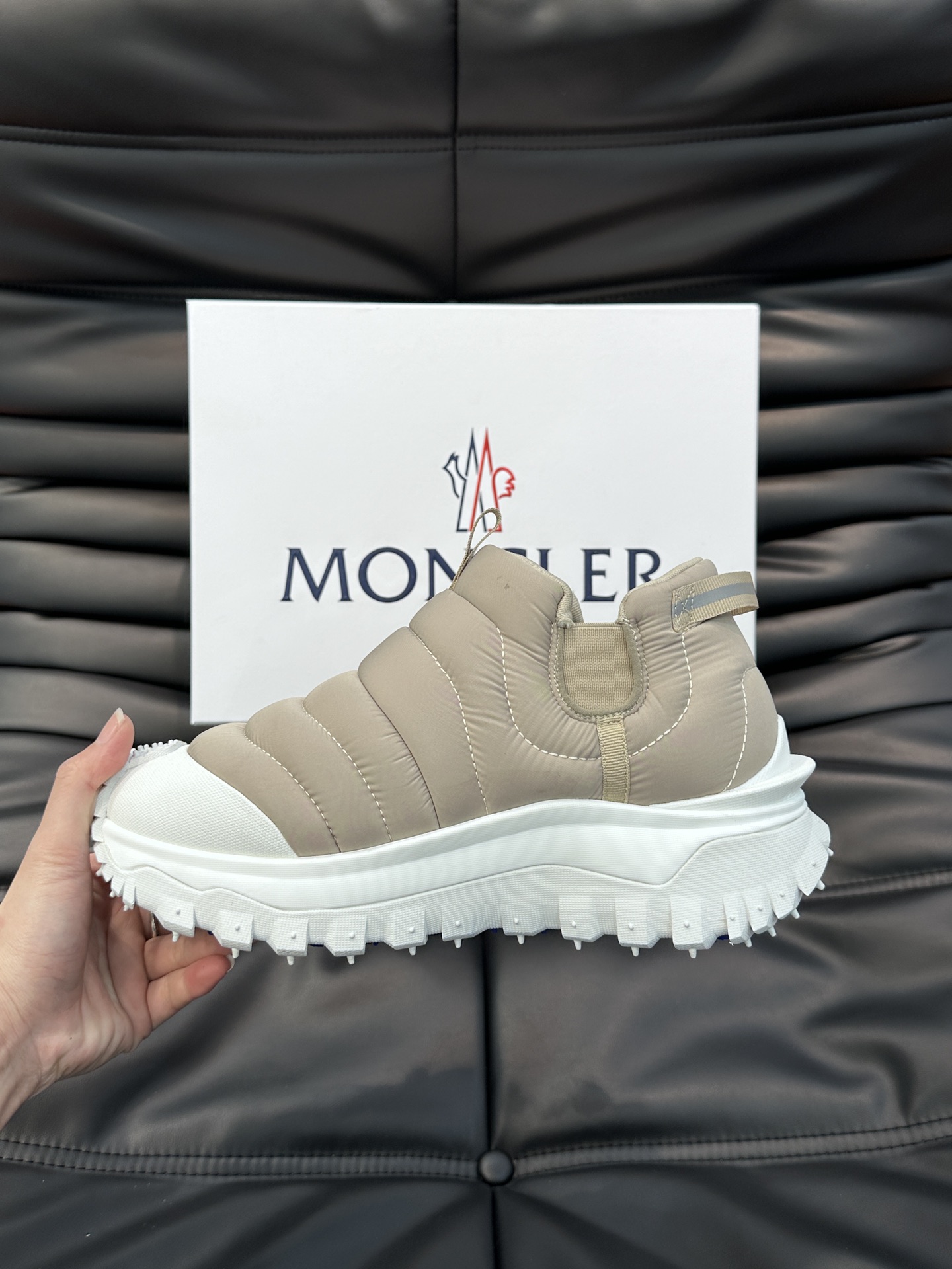 Moncler/蒙口男士毛毛虫厚底休闲运动鞋设有醒目的logo细节橡胶TPU鞋底面整体点缀注塑Moncl