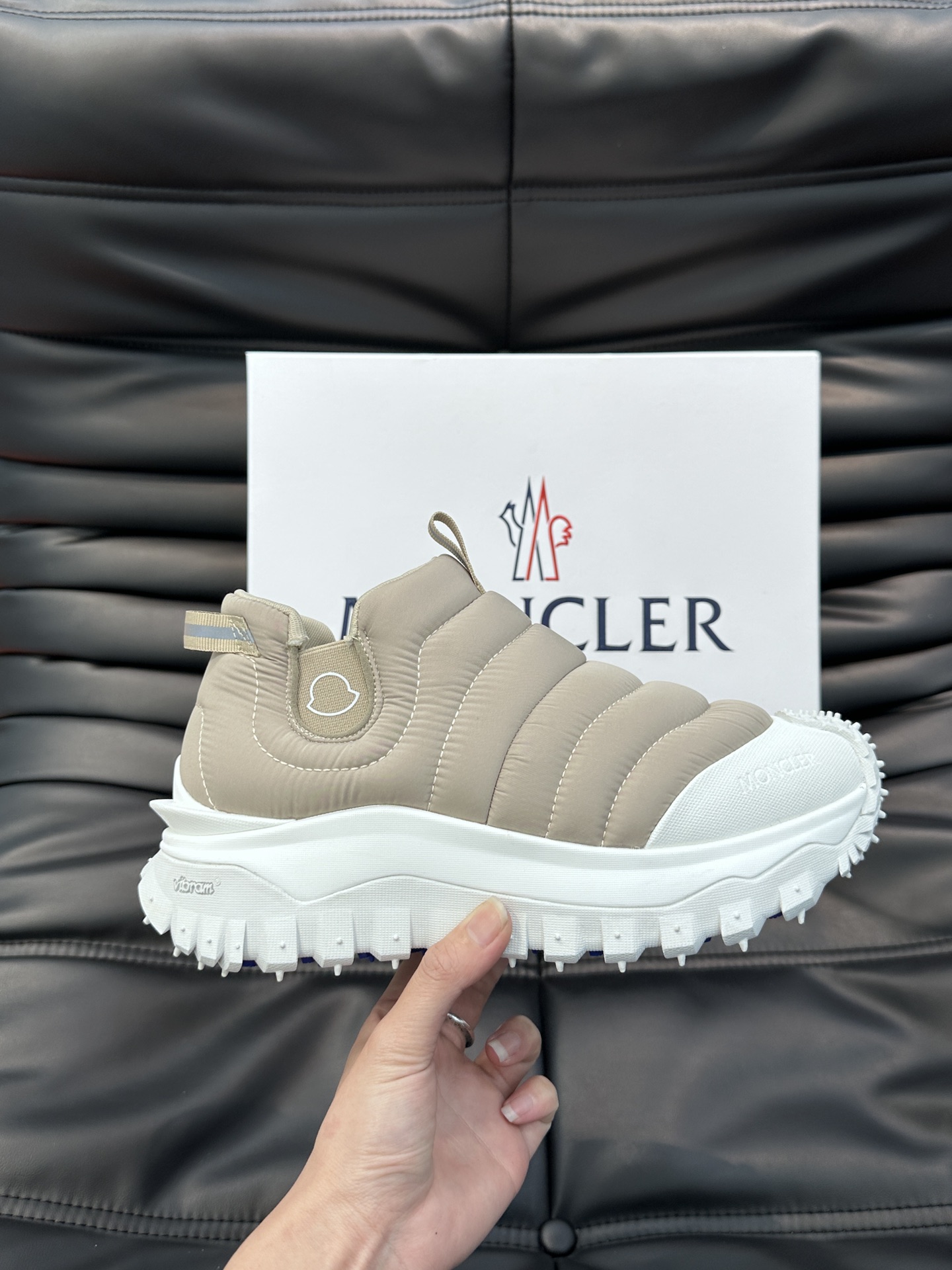 Moncler/蒙口男士毛毛虫厚底休闲运动鞋设有醒目的logo细节橡胶TPU鞋底面整体点缀注塑Moncl