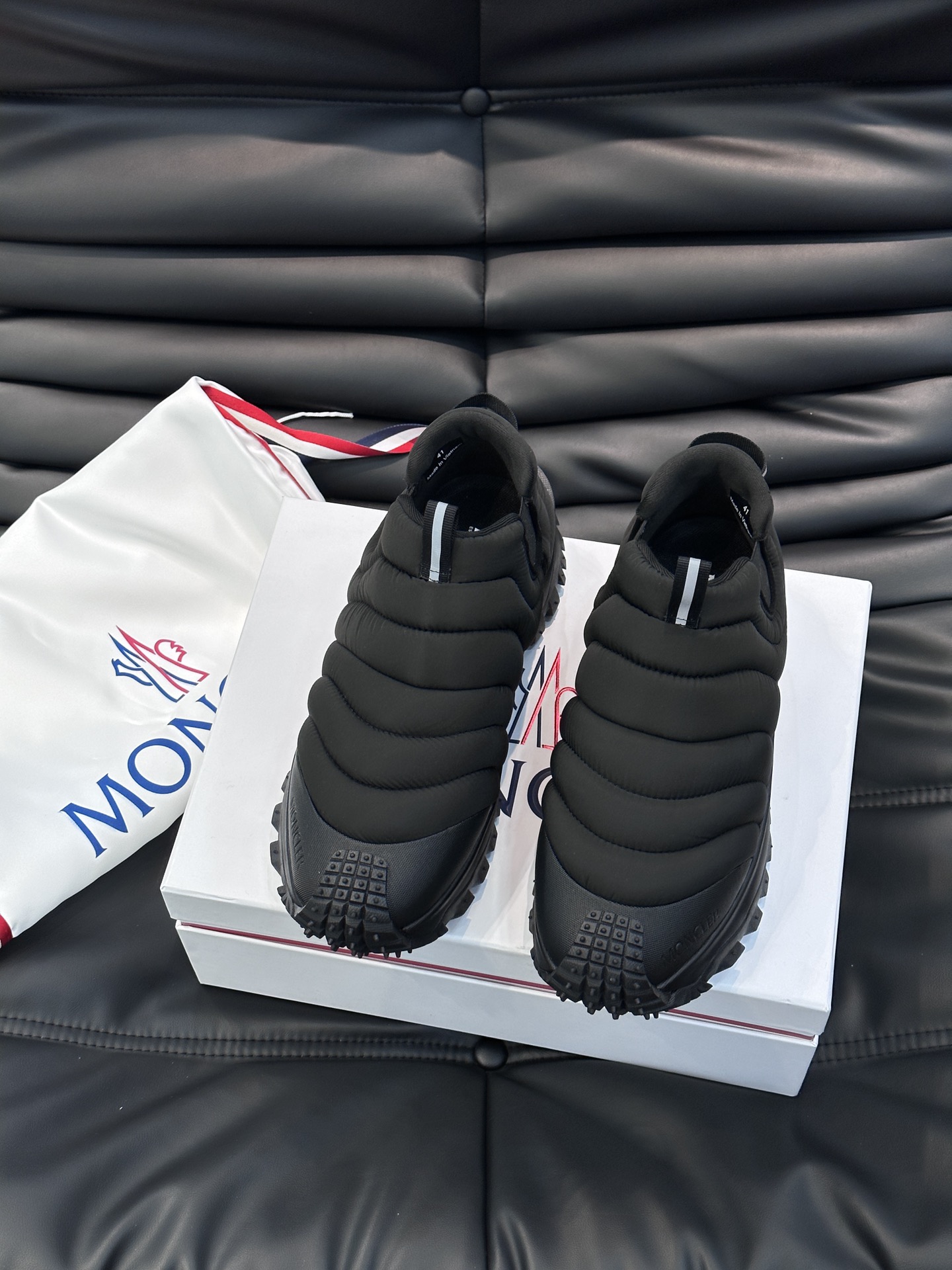 Moncler/蒙口男士毛毛虫厚底休闲运动鞋设有醒目的logo细节橡胶TPU鞋底面整体点缀注塑Moncl