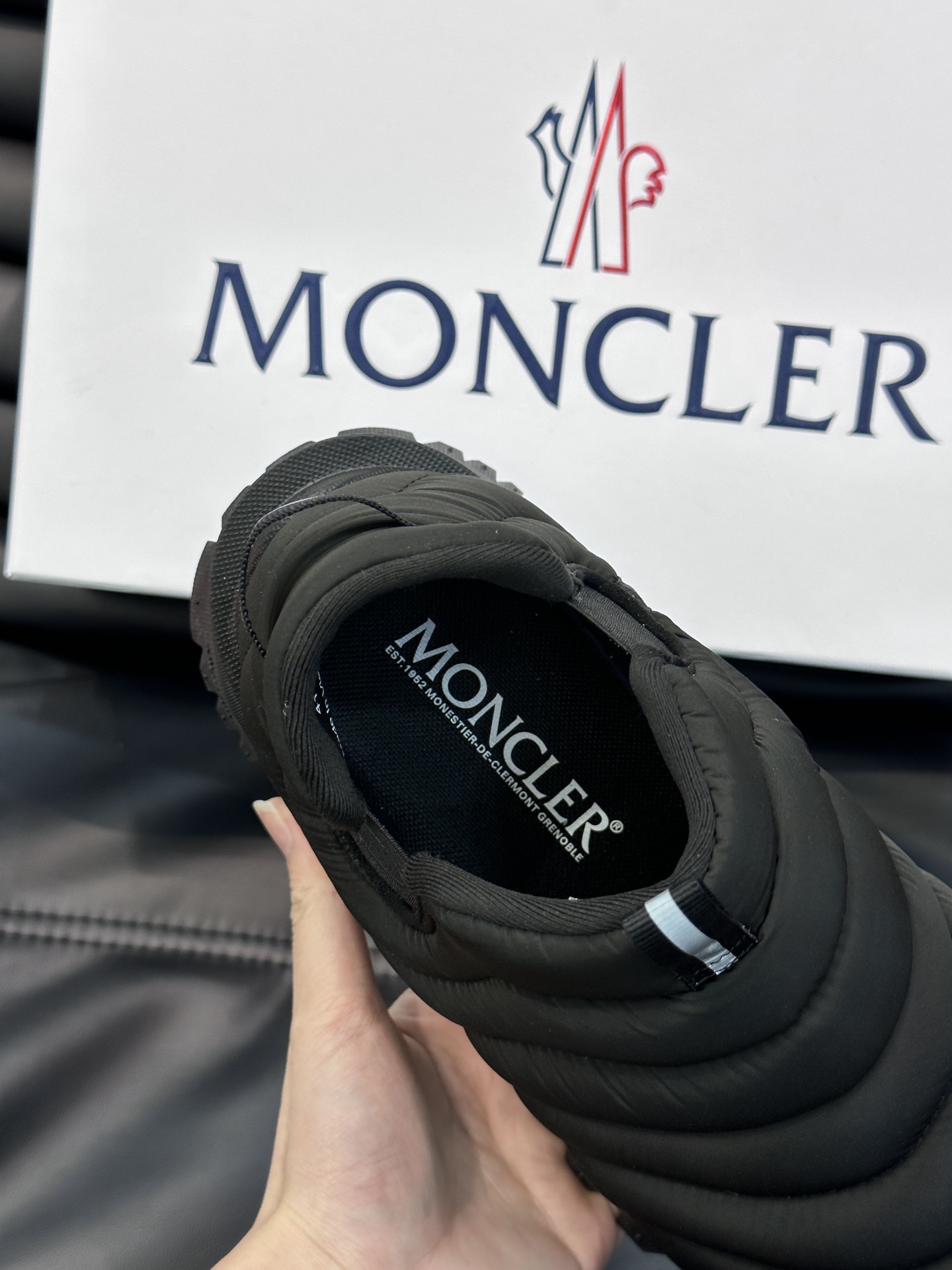 Moncler/蒙口男士毛毛虫厚底休闲运动鞋设有醒目的logo细节橡胶TPU鞋底面整体点缀注塑Moncl