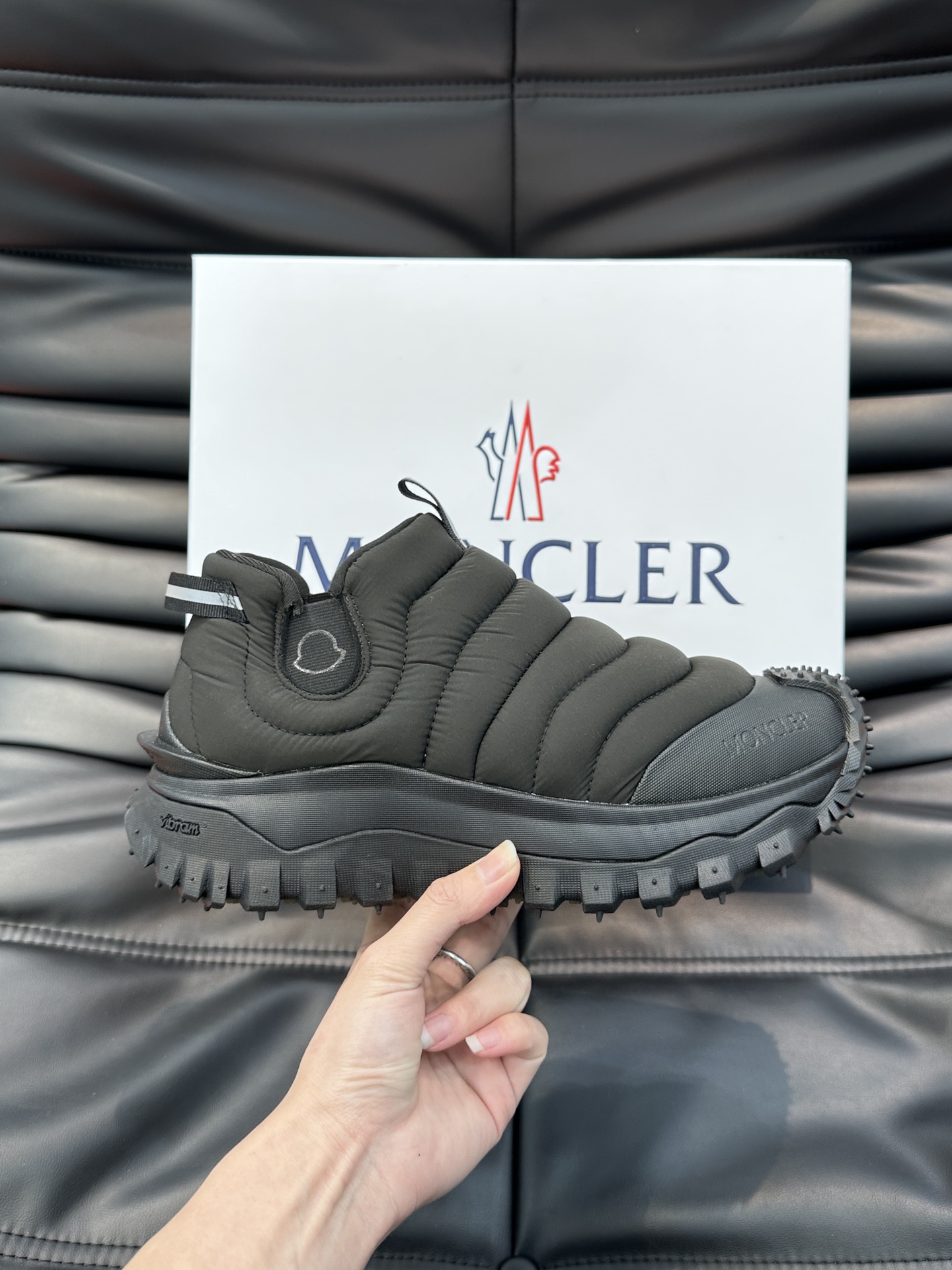 Moncler/蒙口男士毛毛虫厚底休闲运动鞋设有醒目的logo细节橡胶TPU鞋底面整体点缀注塑Moncl