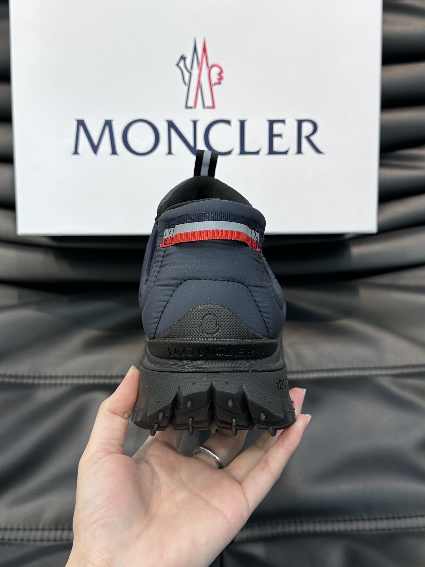 Moncler/蒙口男士毛毛虫厚底休闲运动鞋设有醒目的logo细节橡胶TPU鞋底面整体点缀注塑Moncl